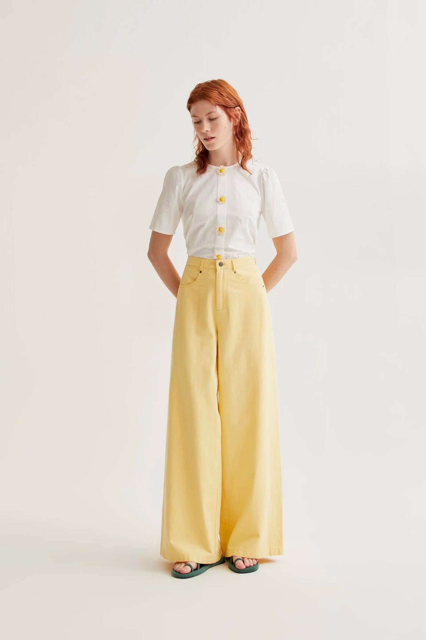 Top in 100% cotone con bottoni floreali