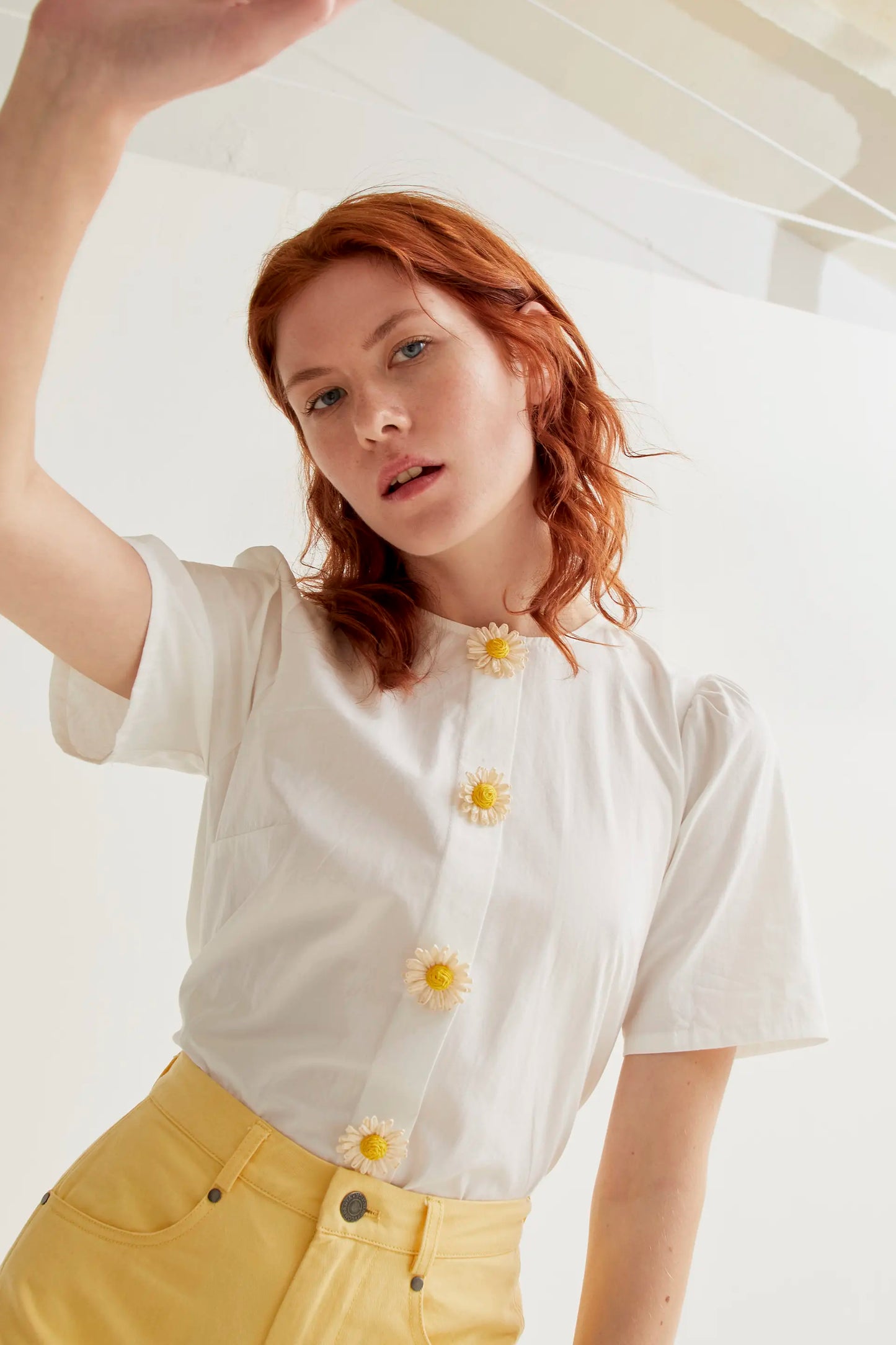 Top in 100% cotone con bottoni floreali