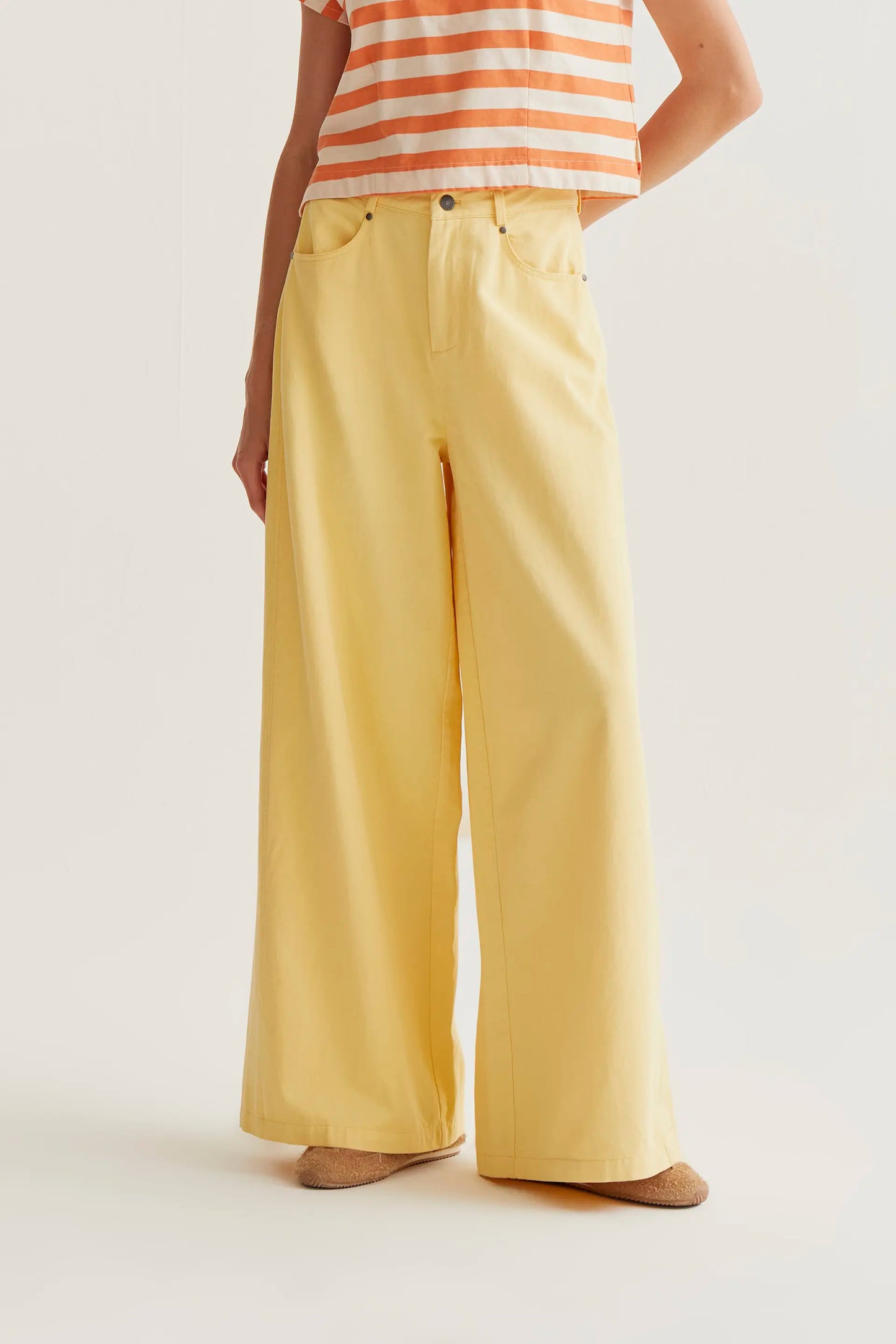Pantalón wide leg amarillo