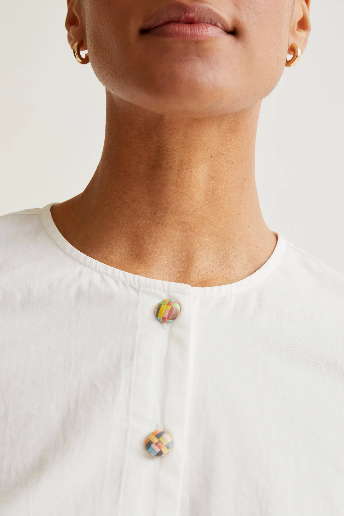 Top 100% cotone con bottoni multicolori