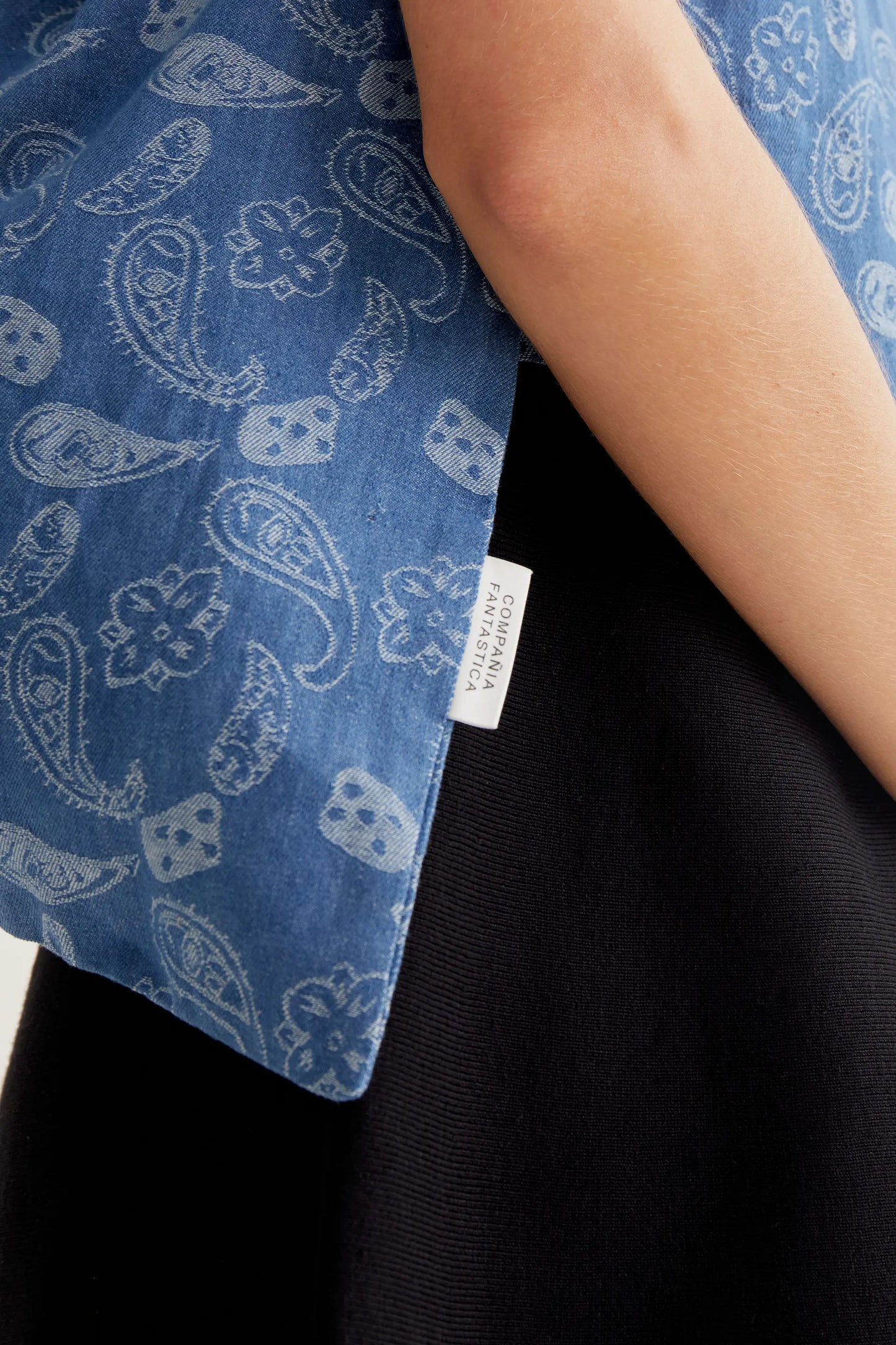 Bolso vaquero azul con estampado Paisley