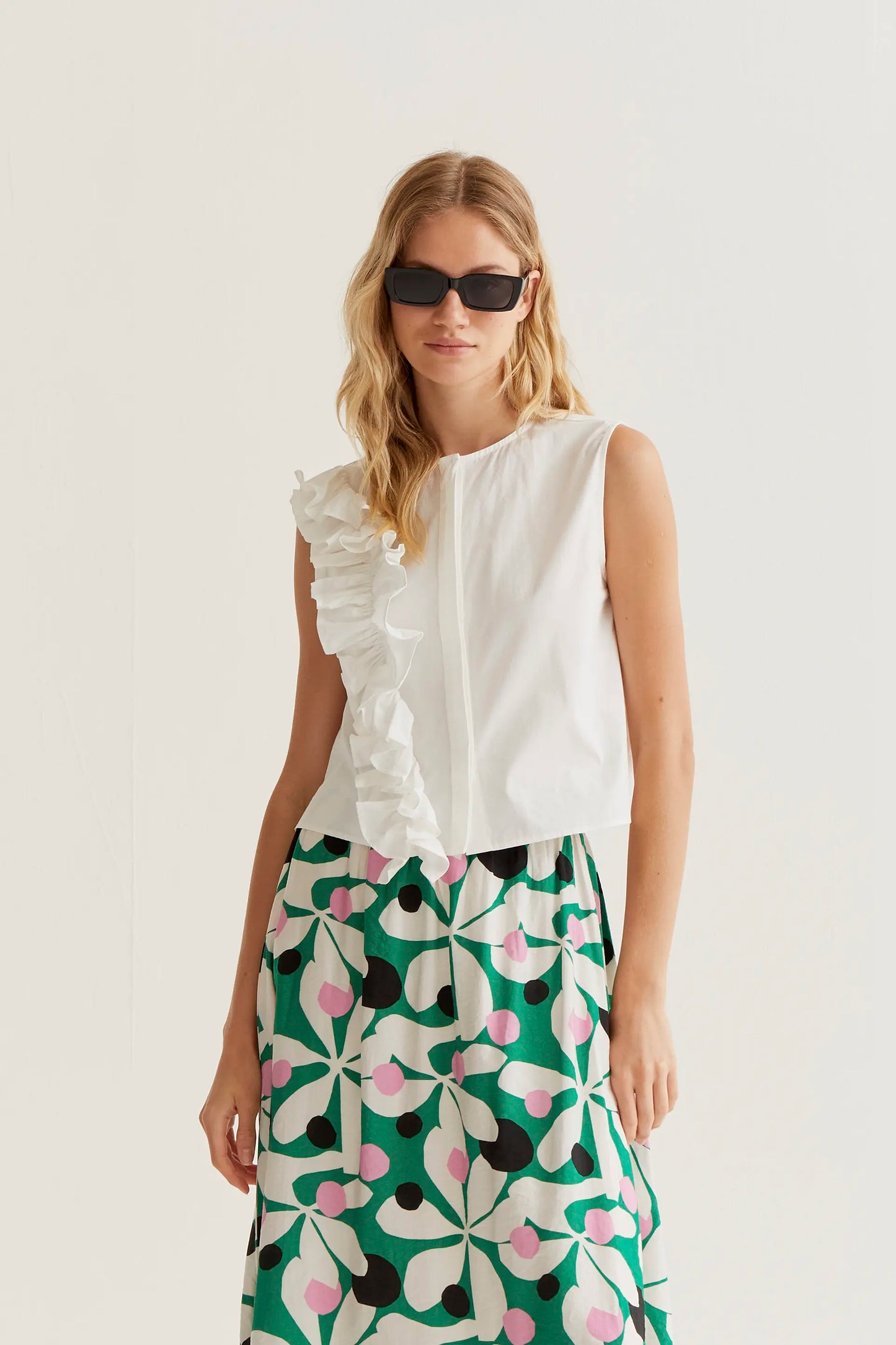 Top bianco in 100% cotone con volant