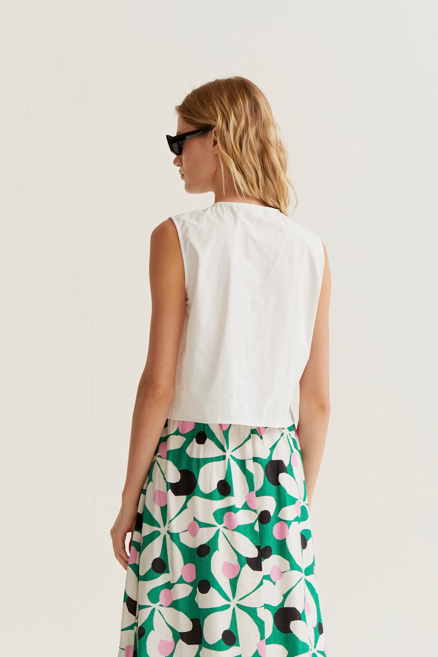 Top bianco in 100% cotone con volant