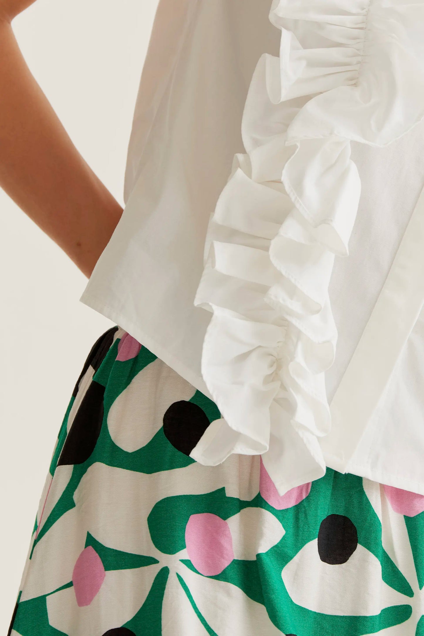 Top bianco in 100% cotone con volant