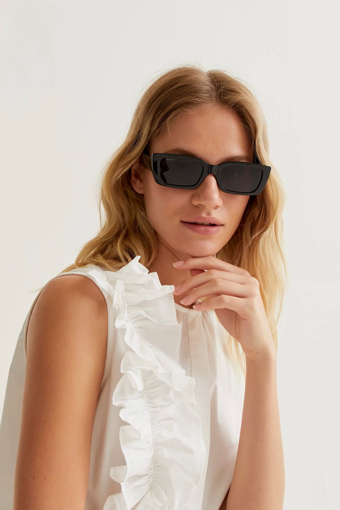 Top bianco in 100% cotone con volant