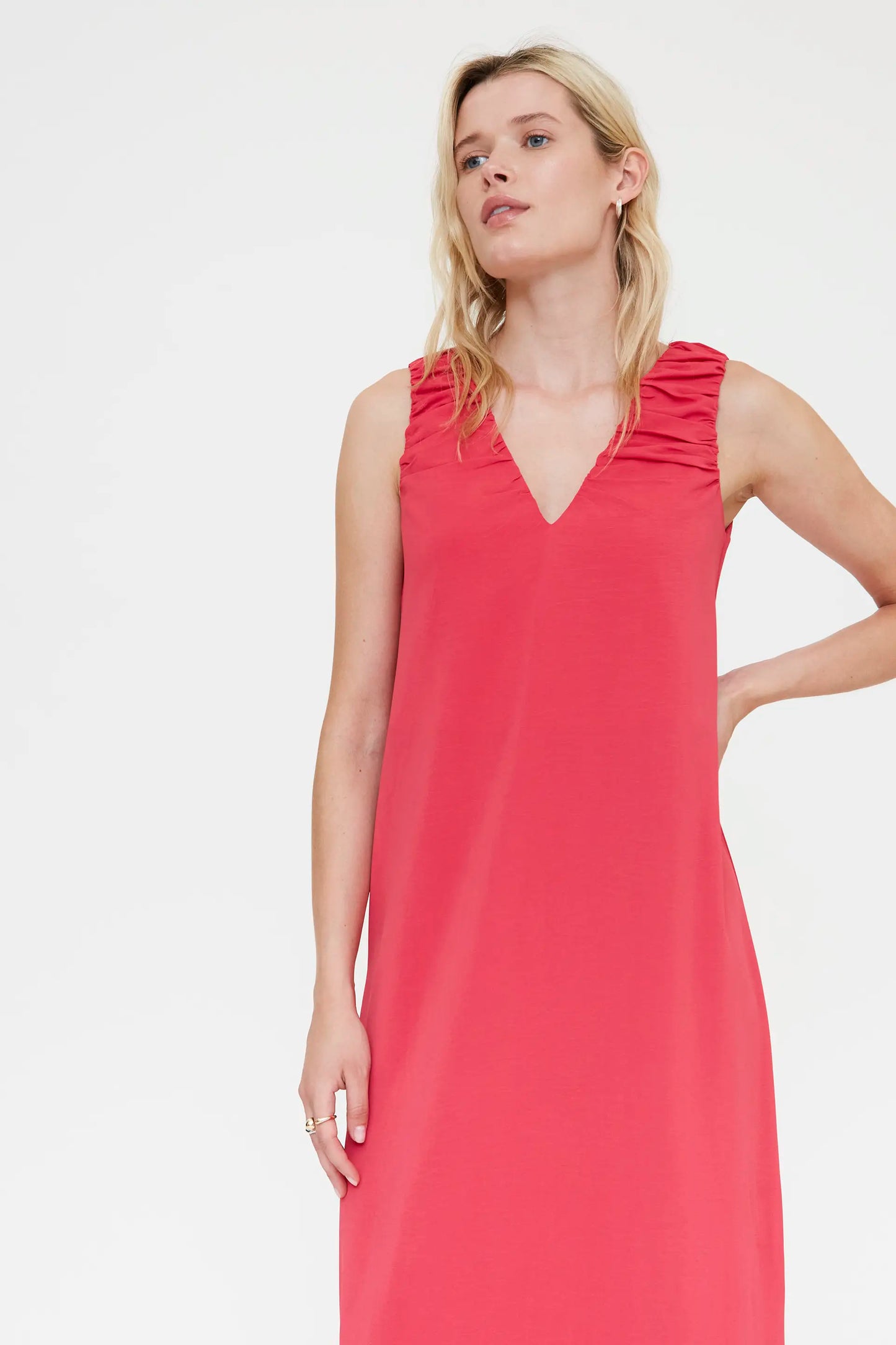 Long fuchsia dress with a V-neck