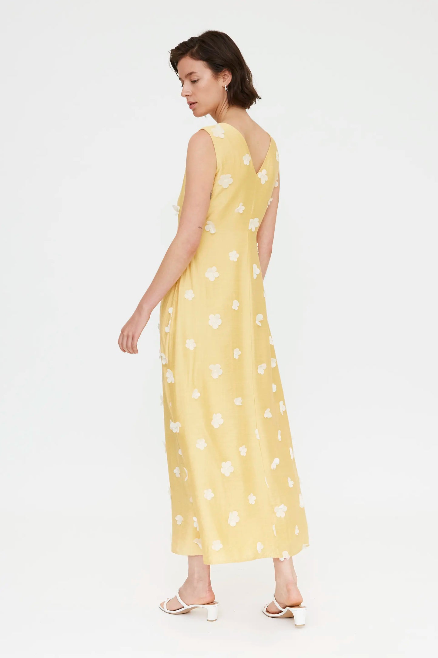 Vestido largo amarillo claro con bordado floral
