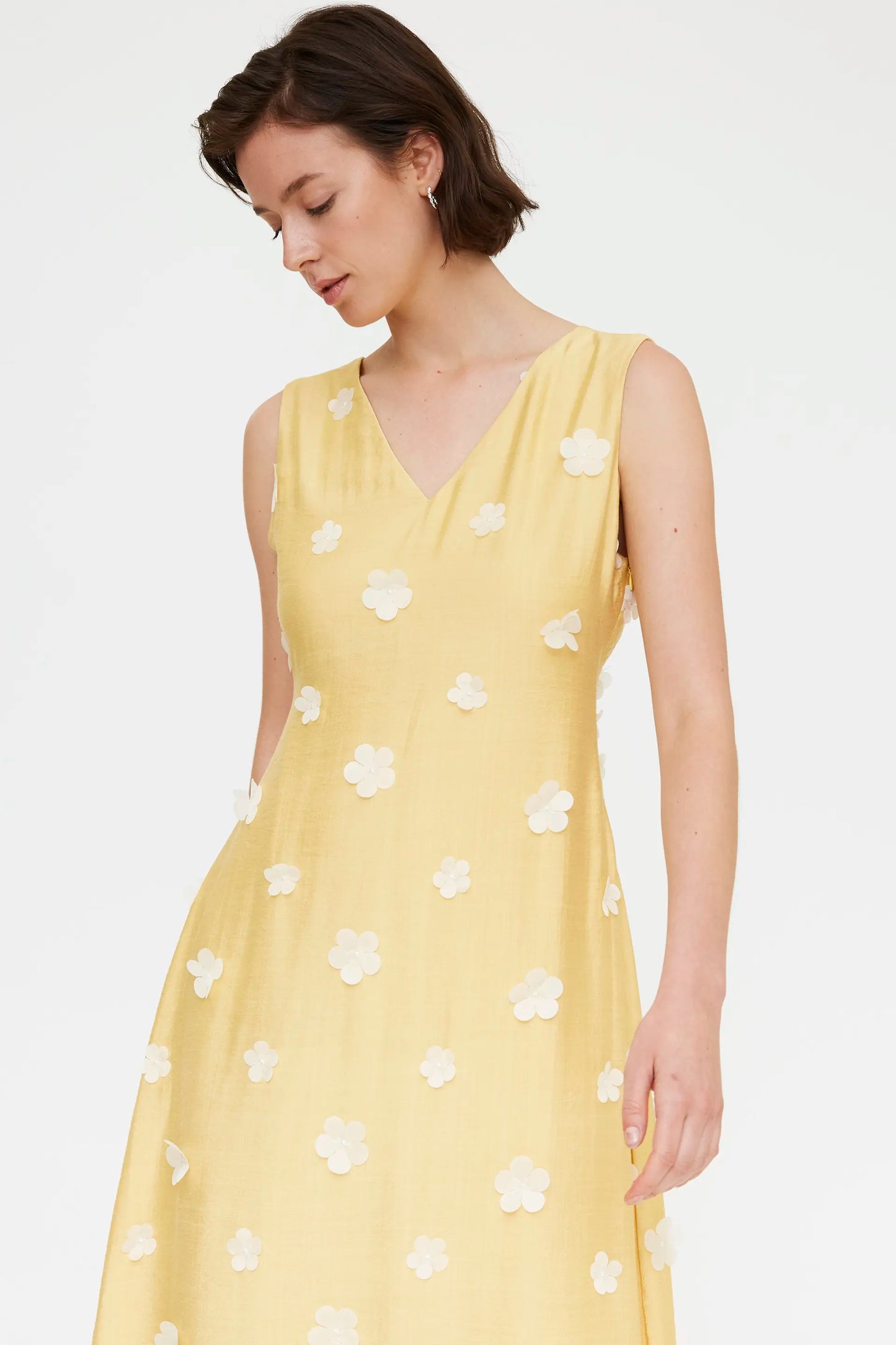 Vestido largo amarillo claro con bordado floral
