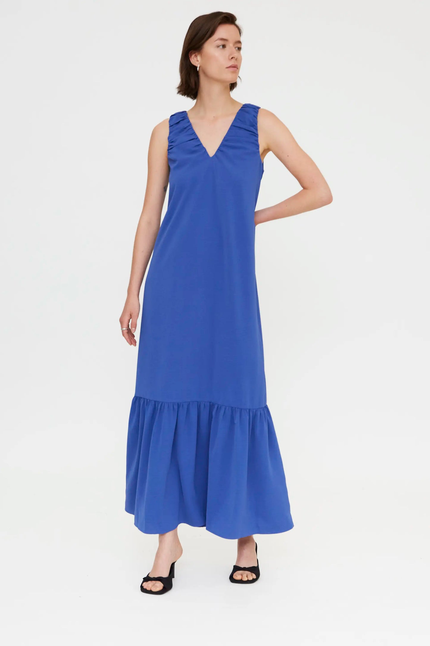 Abito lungo blu con scollo a V