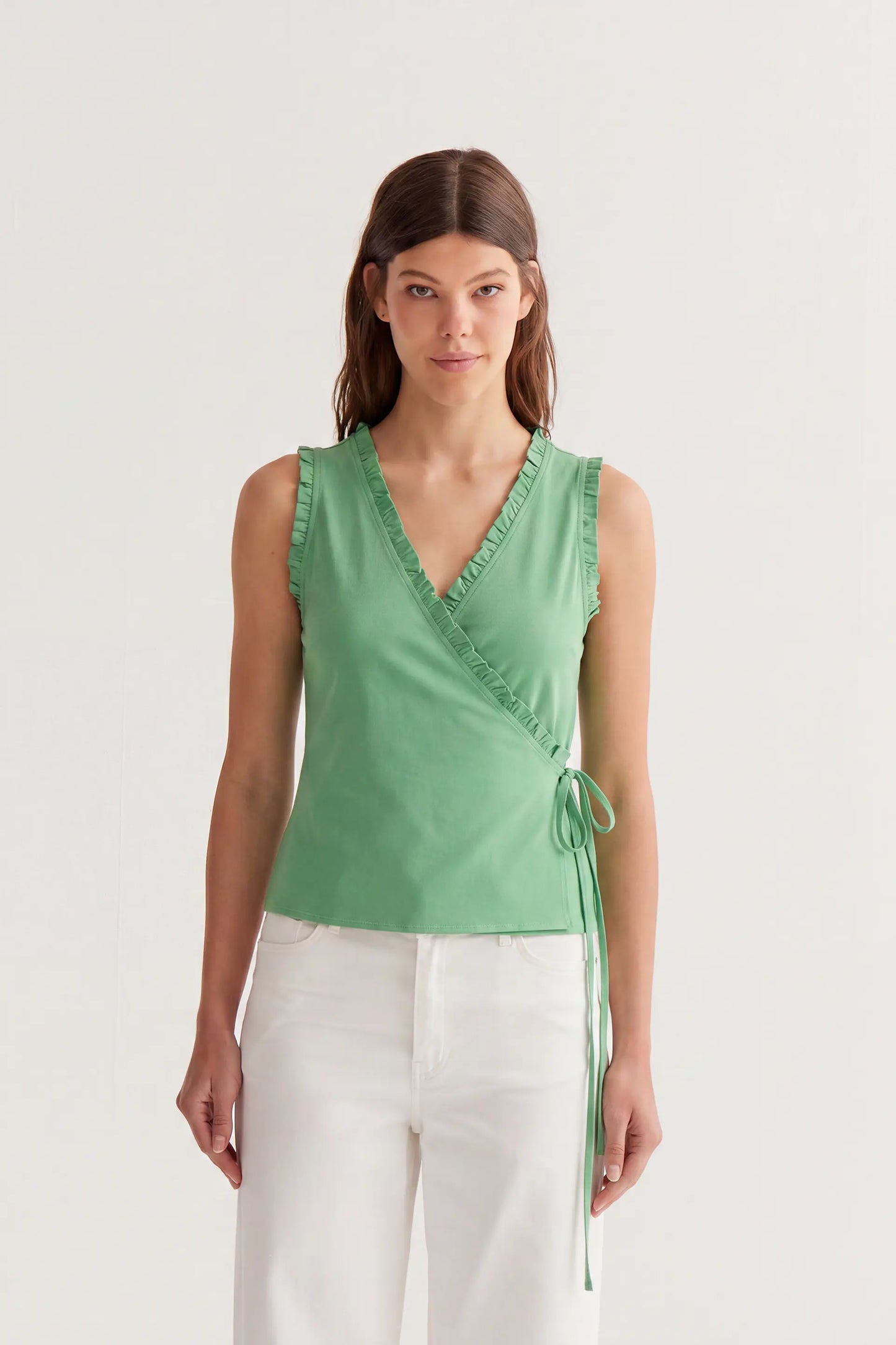 Top verde con scollo a V