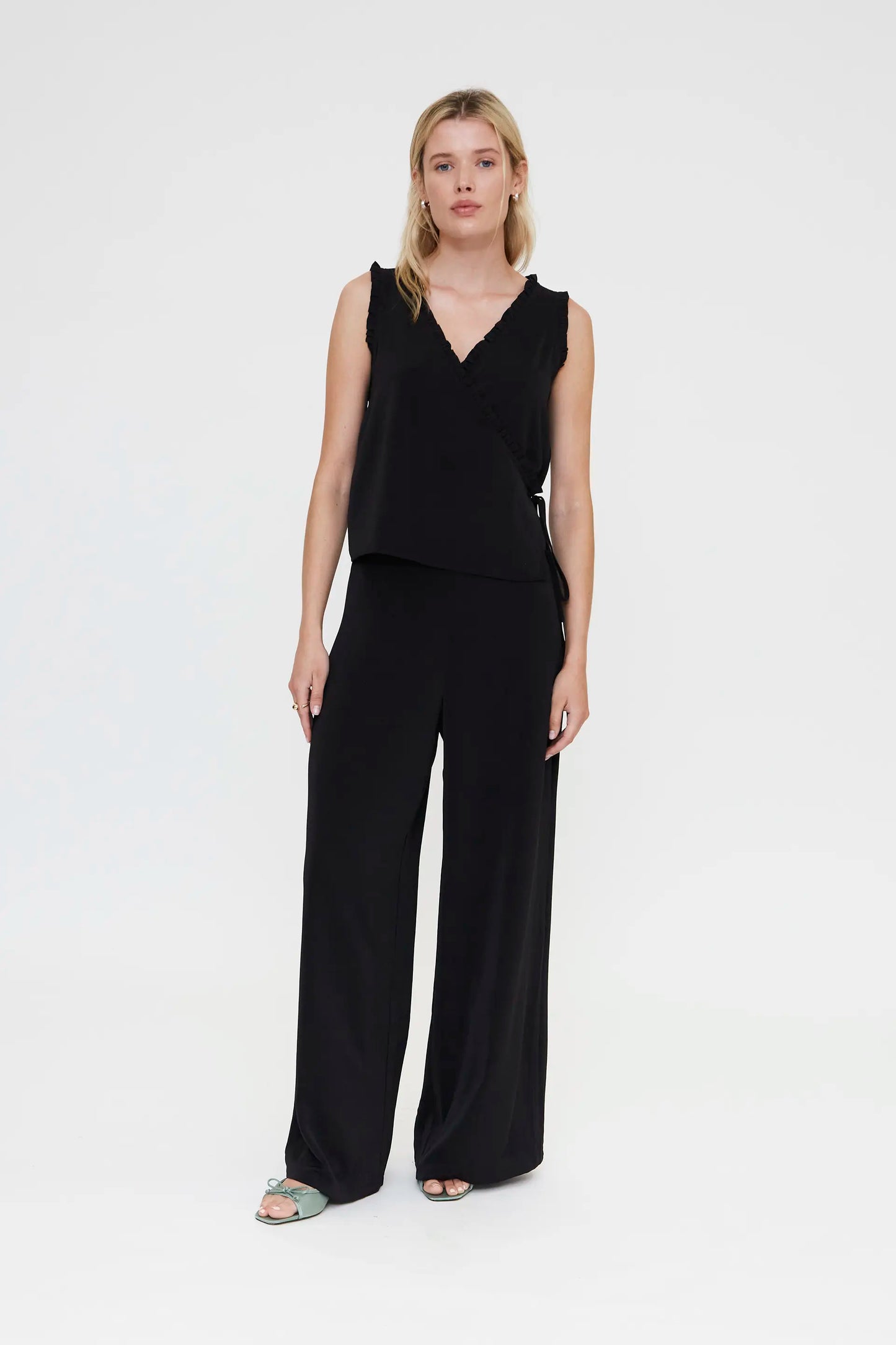Top nero con scollo a V