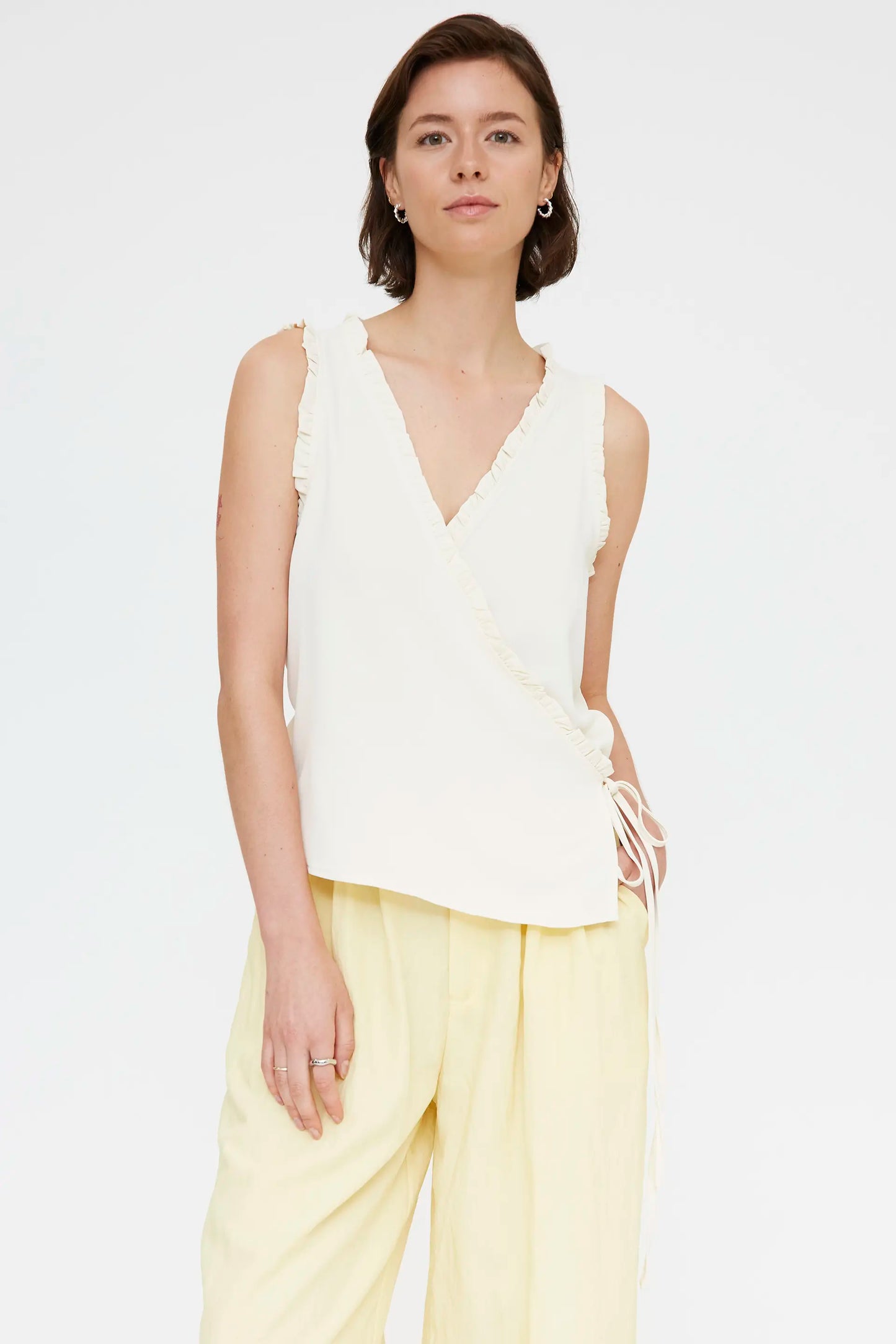 Top blanco roto con escote pico
