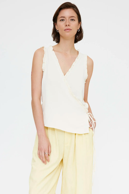 Top blanco roto con escote pico