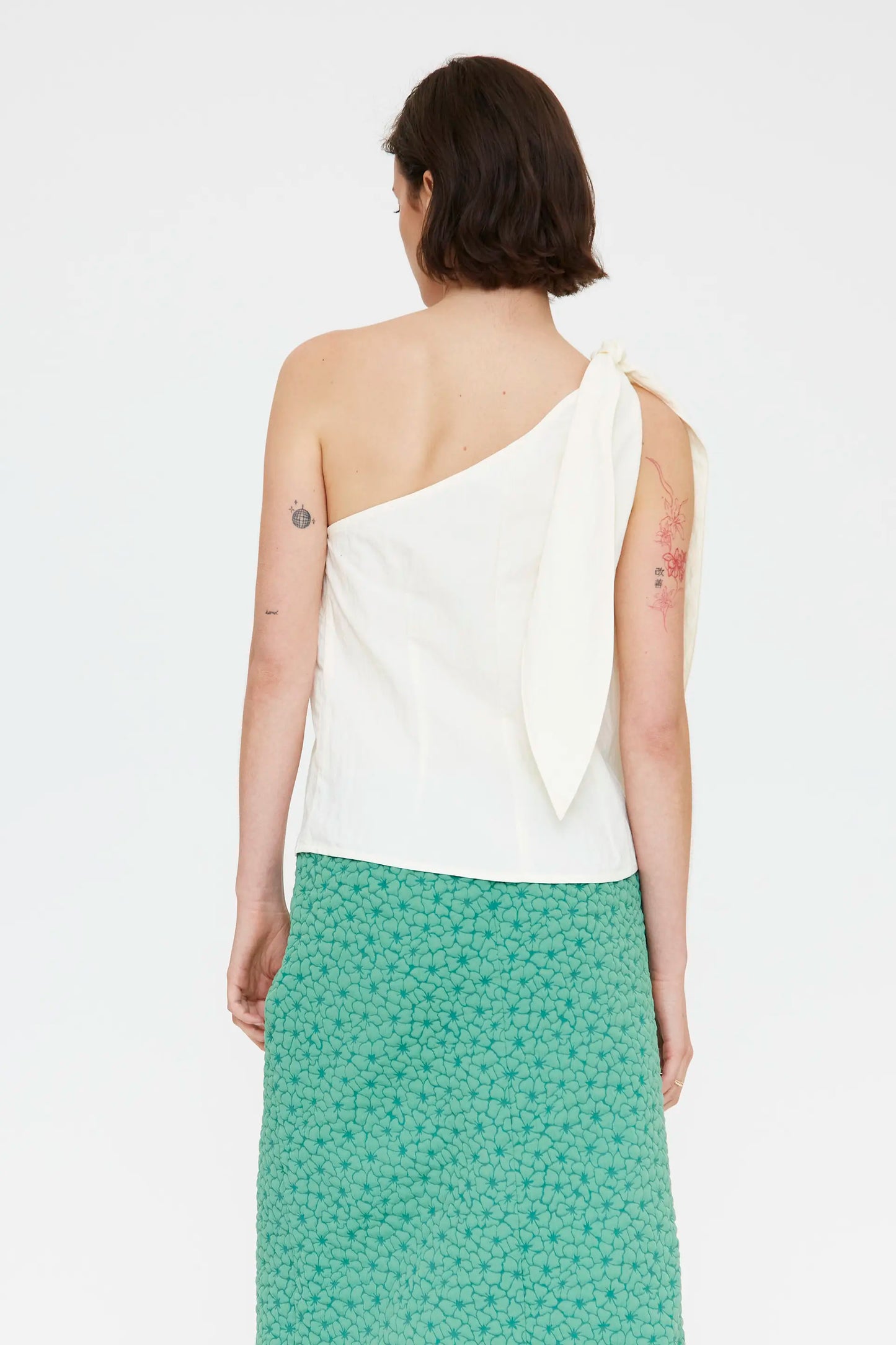 Top bianco con taglio asimmetrico