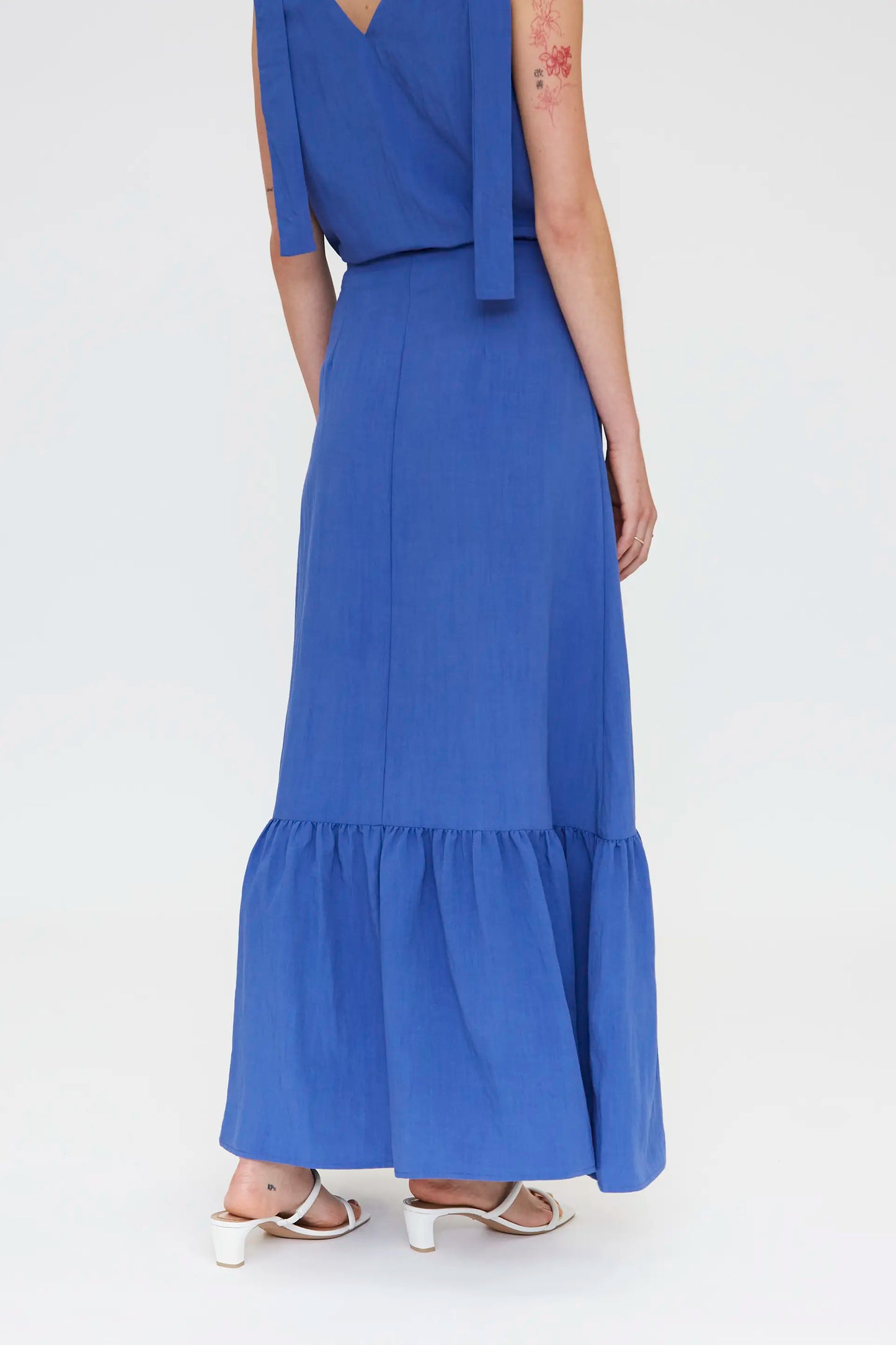 Falda larga azul con volantes