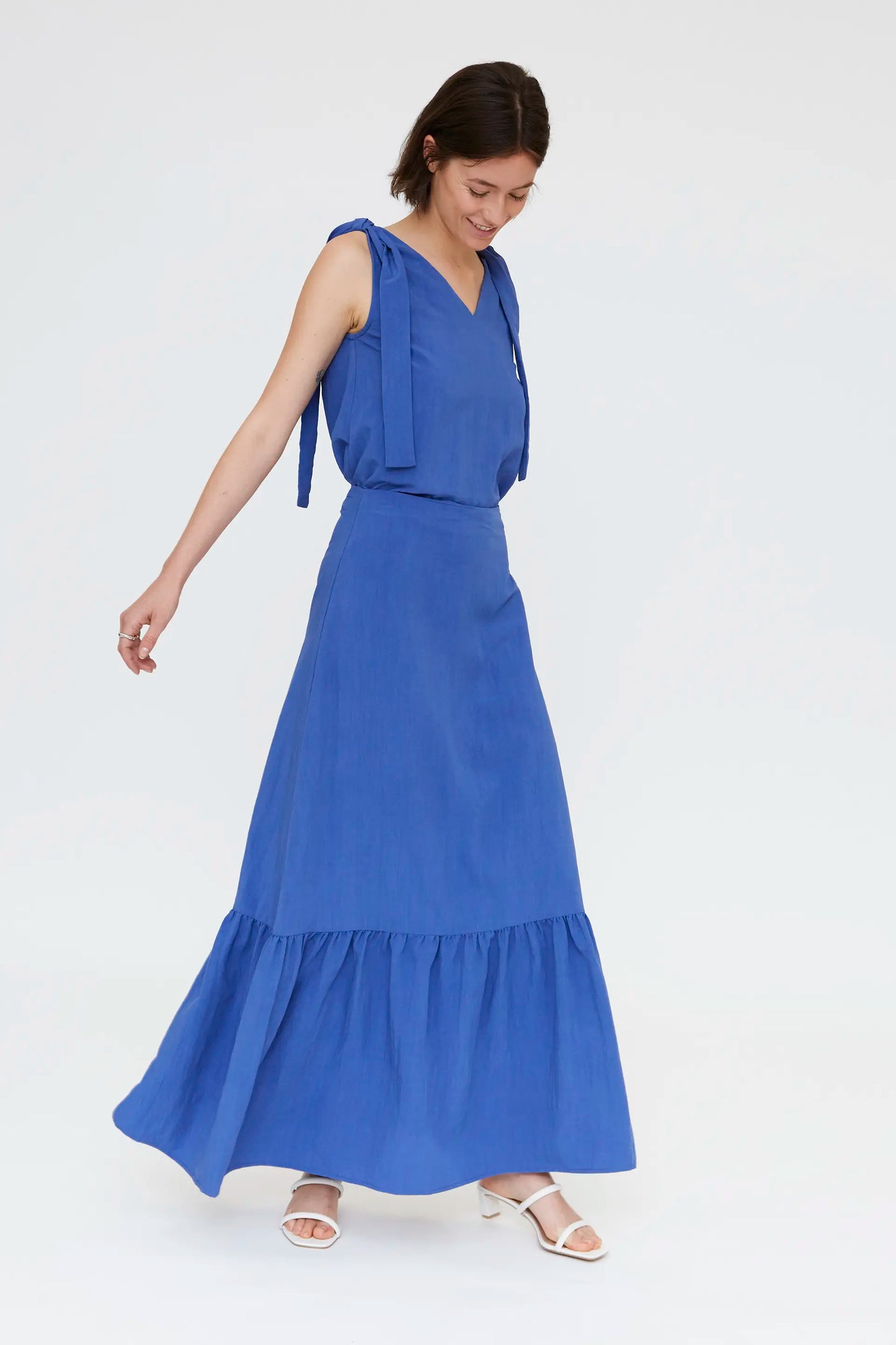 Falda larga azul con volantes