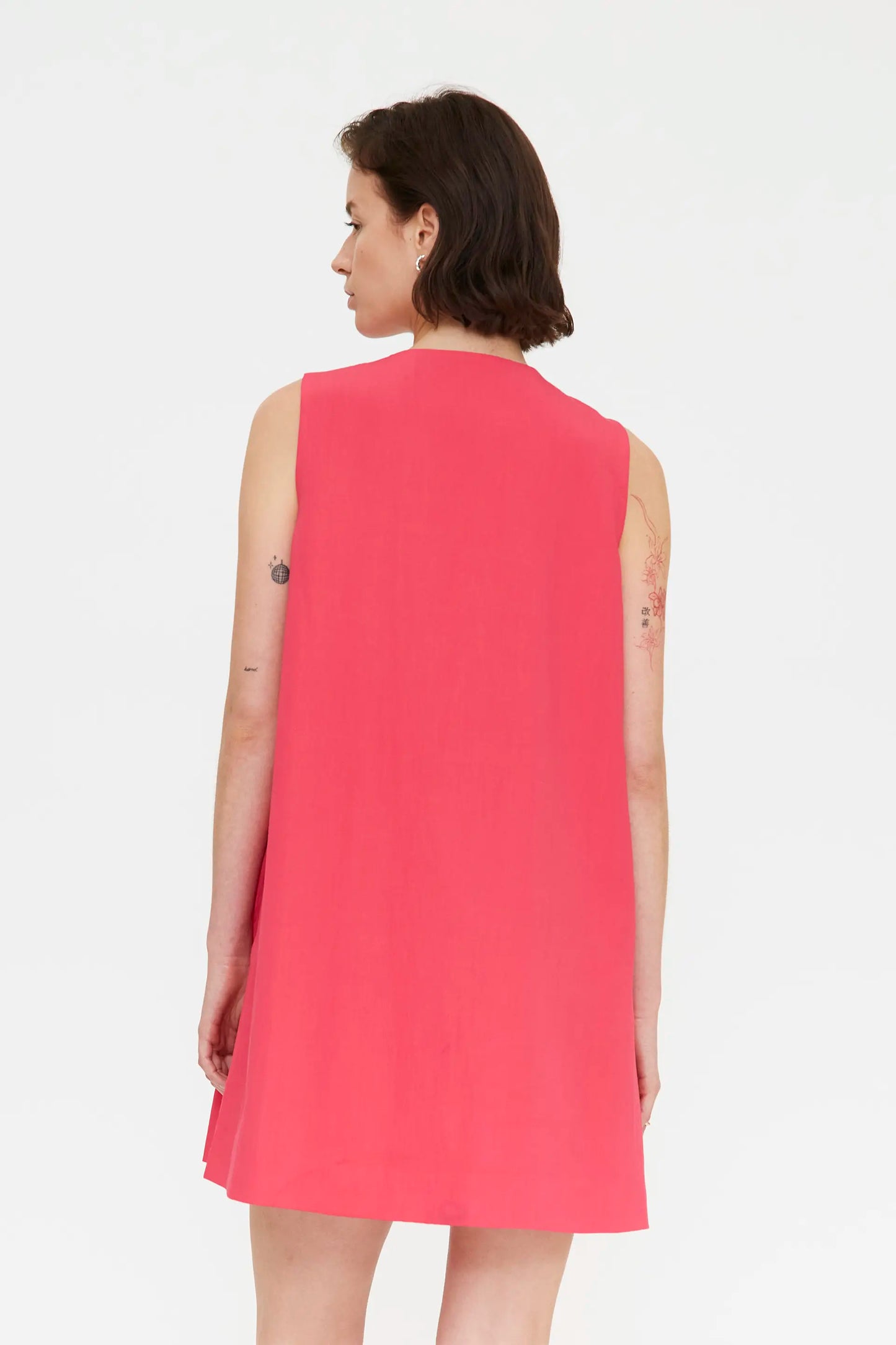 Vestido corto fucsia con botones multicolor