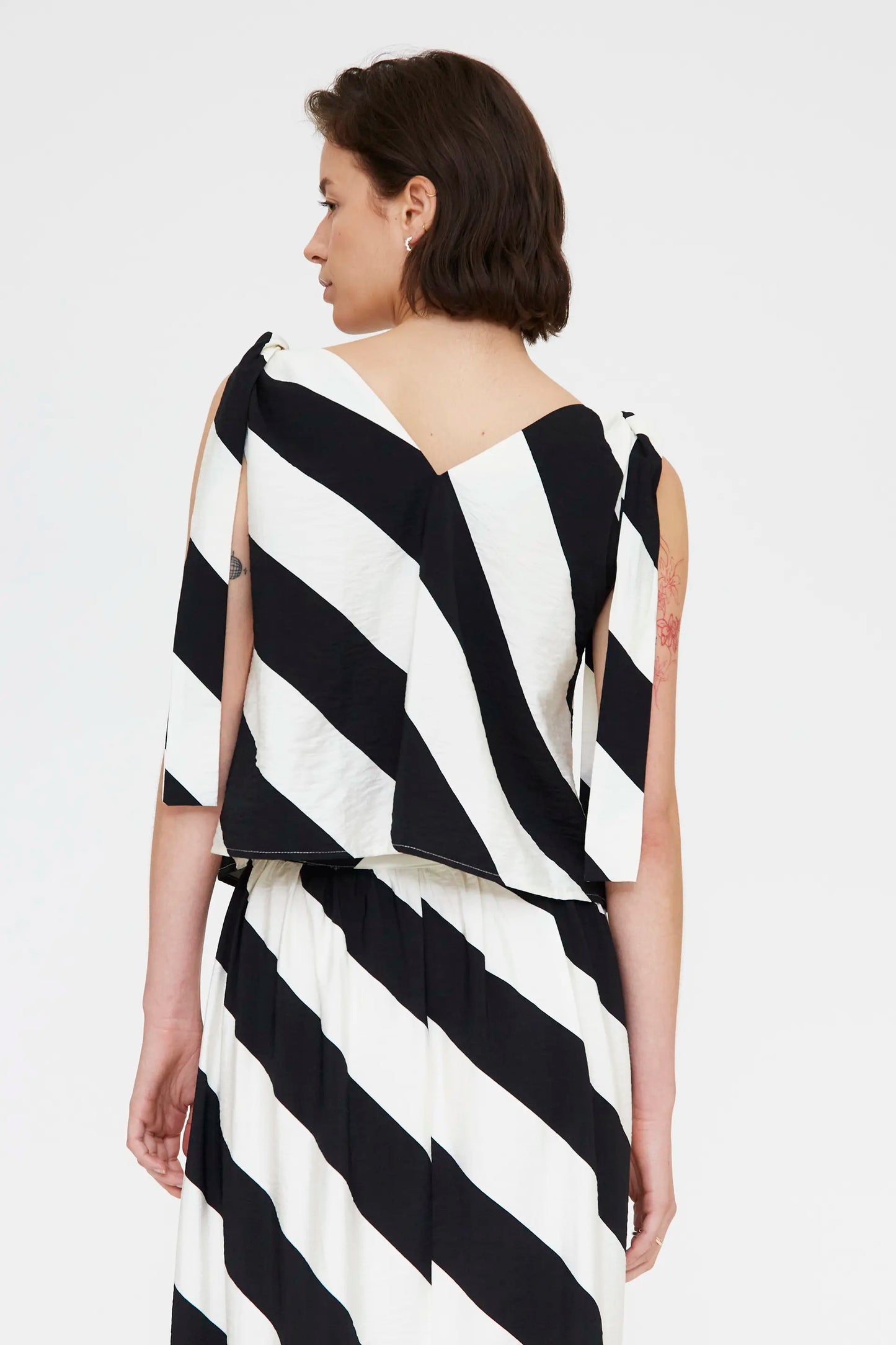 Top con estampado de rayas diagonales negro y blanco