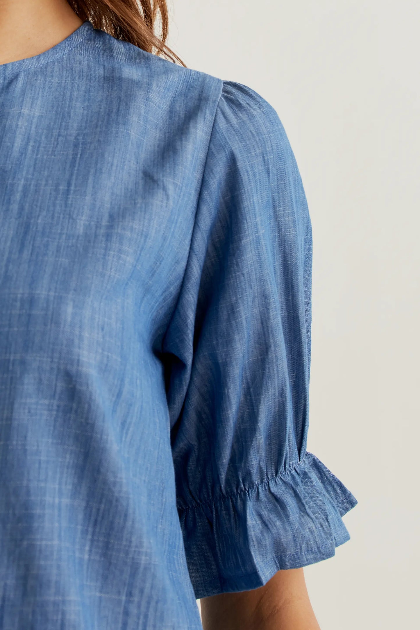Camicia in chambray azzurro chiaro, 100% cotone.