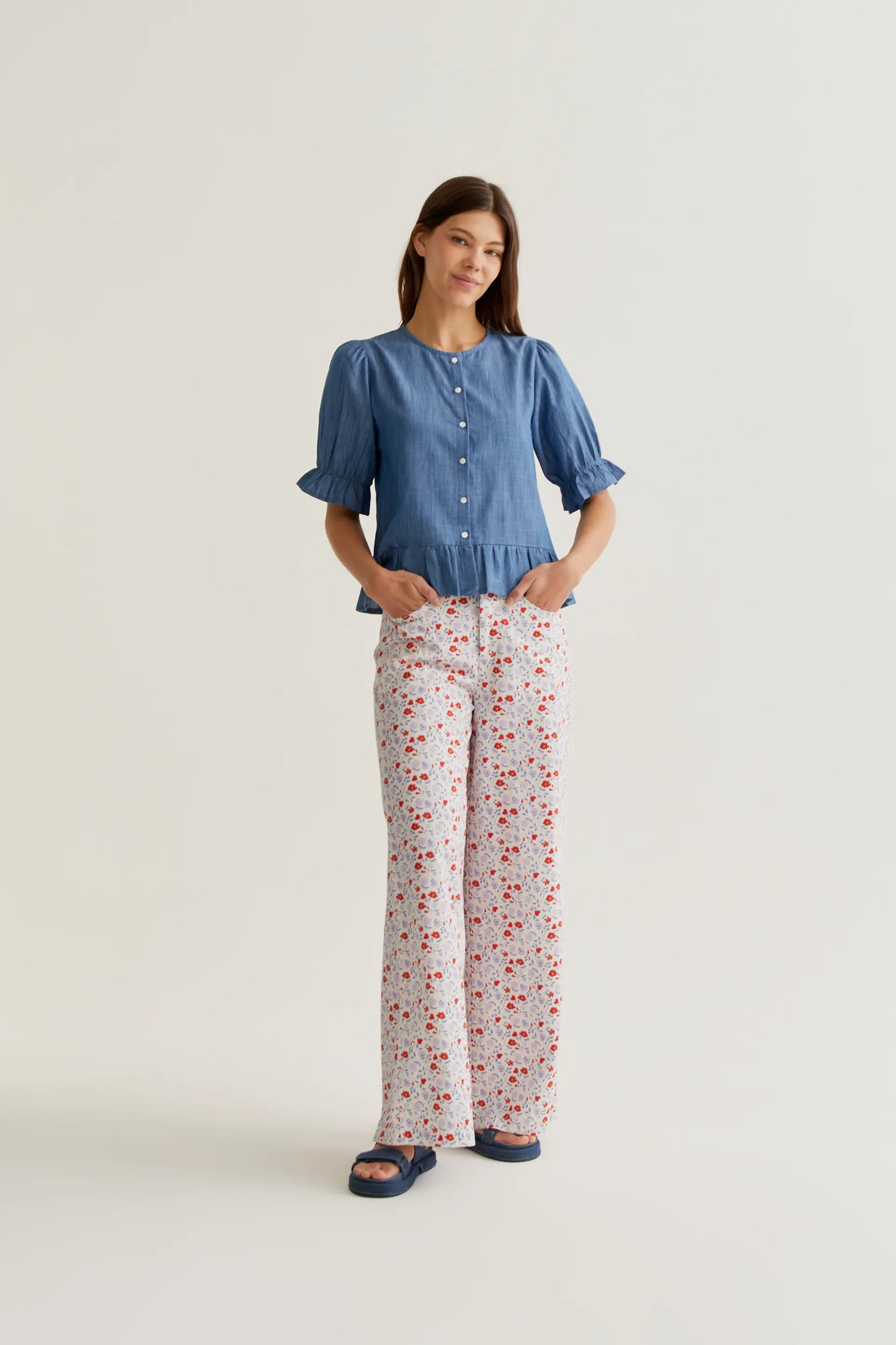 Camicia in chambray azzurro chiaro, 100% cotone.