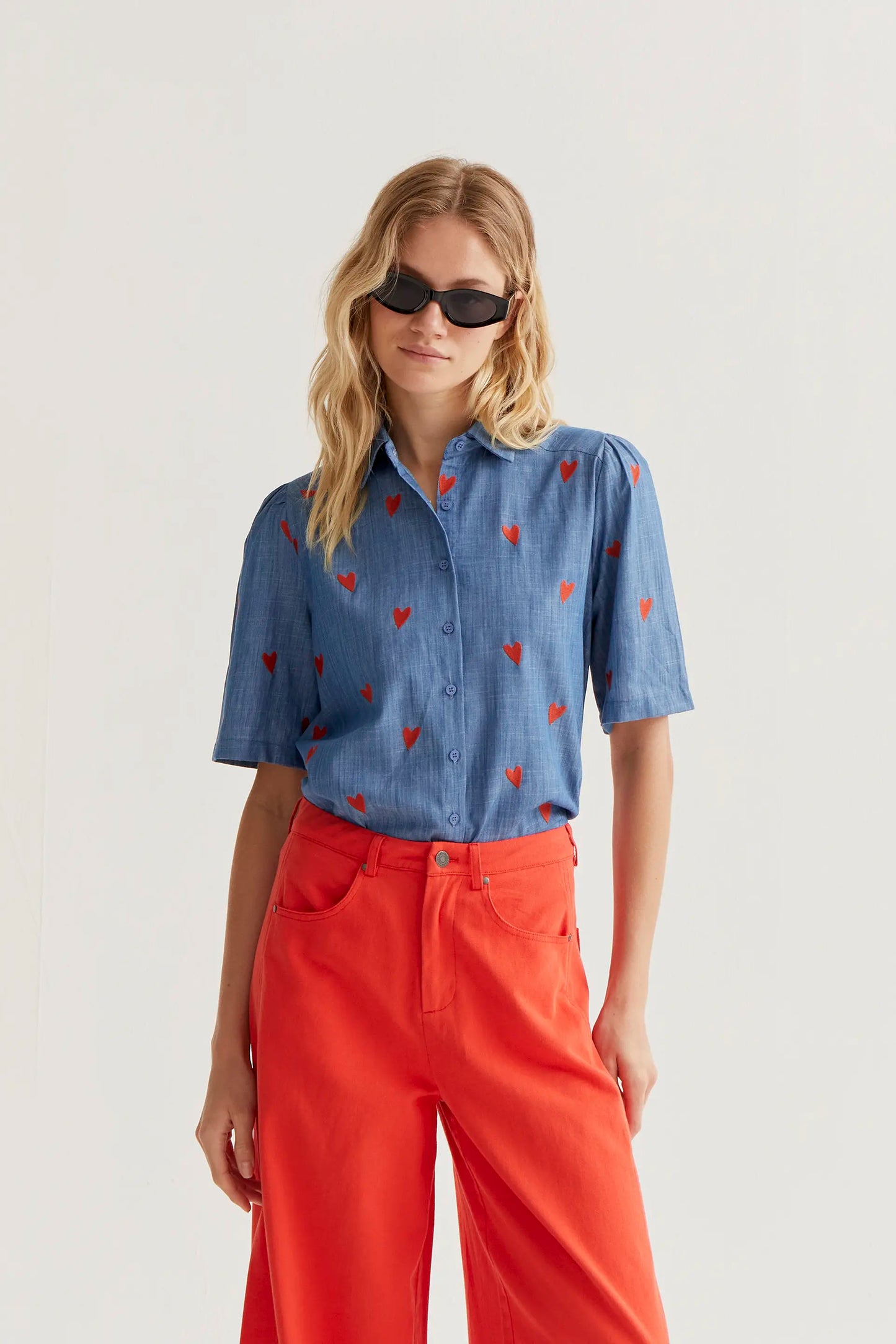 Camicia in chambray 100% cotone con cuori ricamati