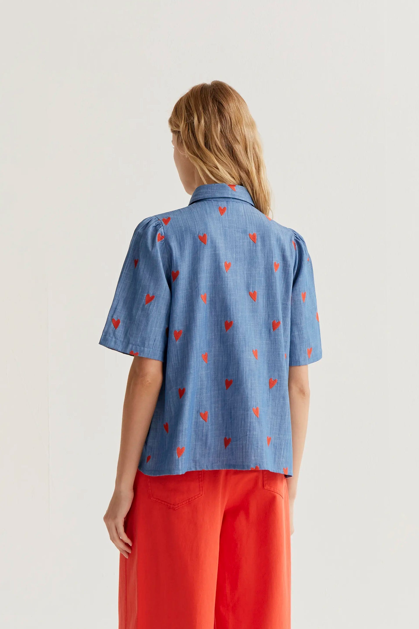 Camicia in chambray 100% cotone con cuori ricamati