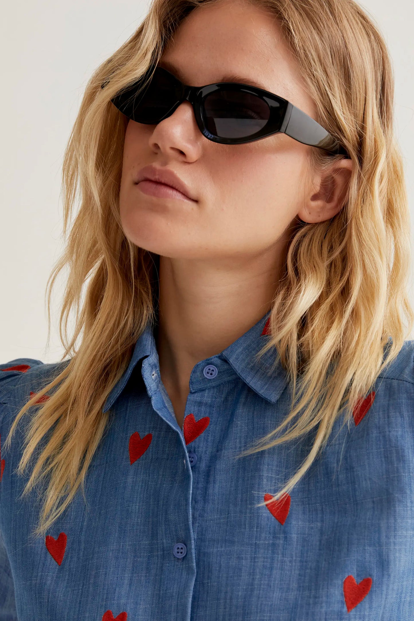 Camicia in chambray 100% cotone con cuori ricamati