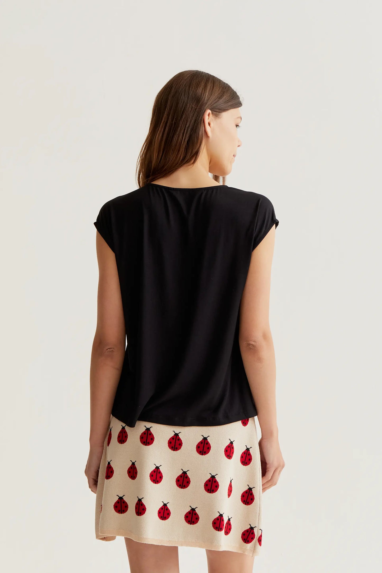 Black sleeveless t-shirt