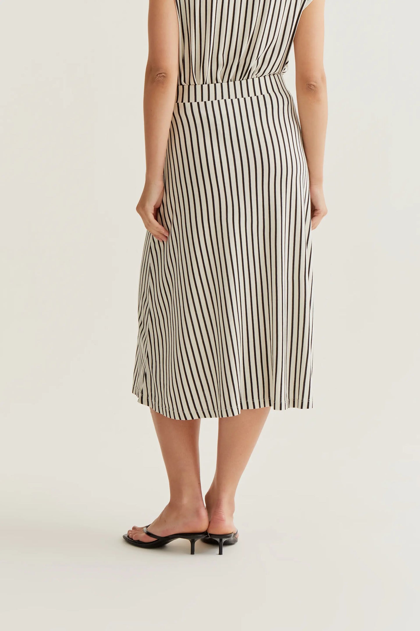 Falda midi con estampado de rayas negro