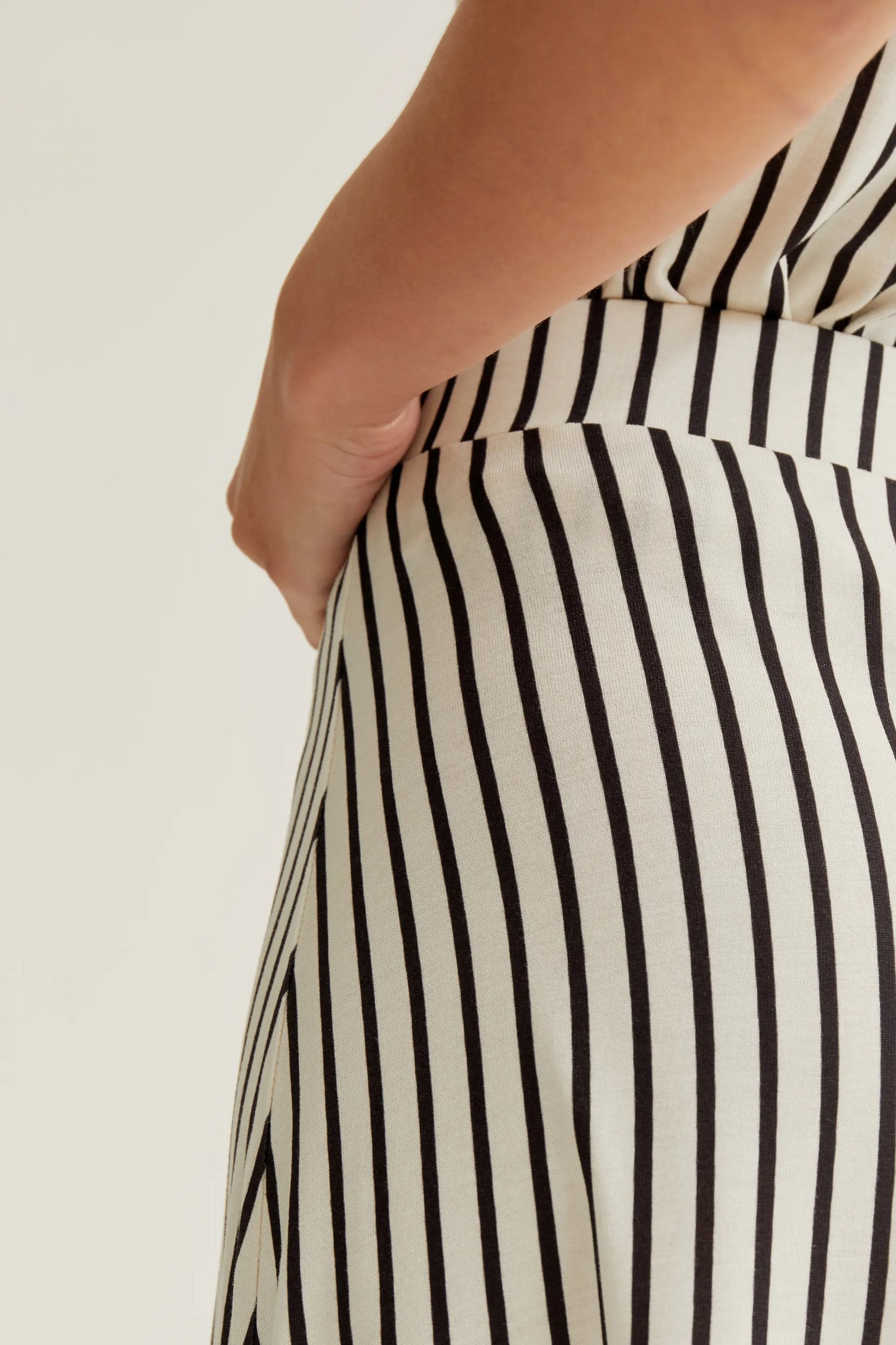 Falda midi con estampado de rayas negro