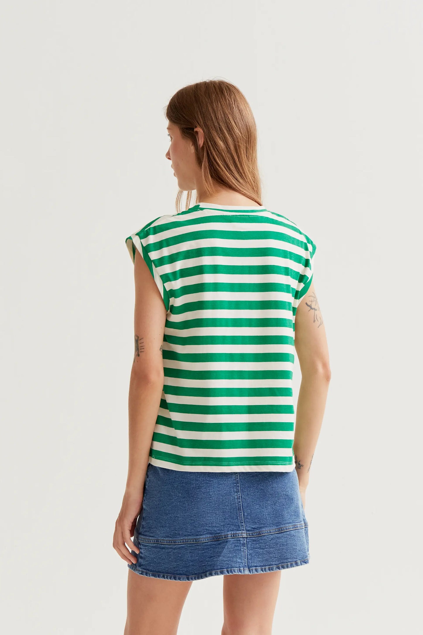 Camiseta con estampado de rayas verdes con bordado de tulipán