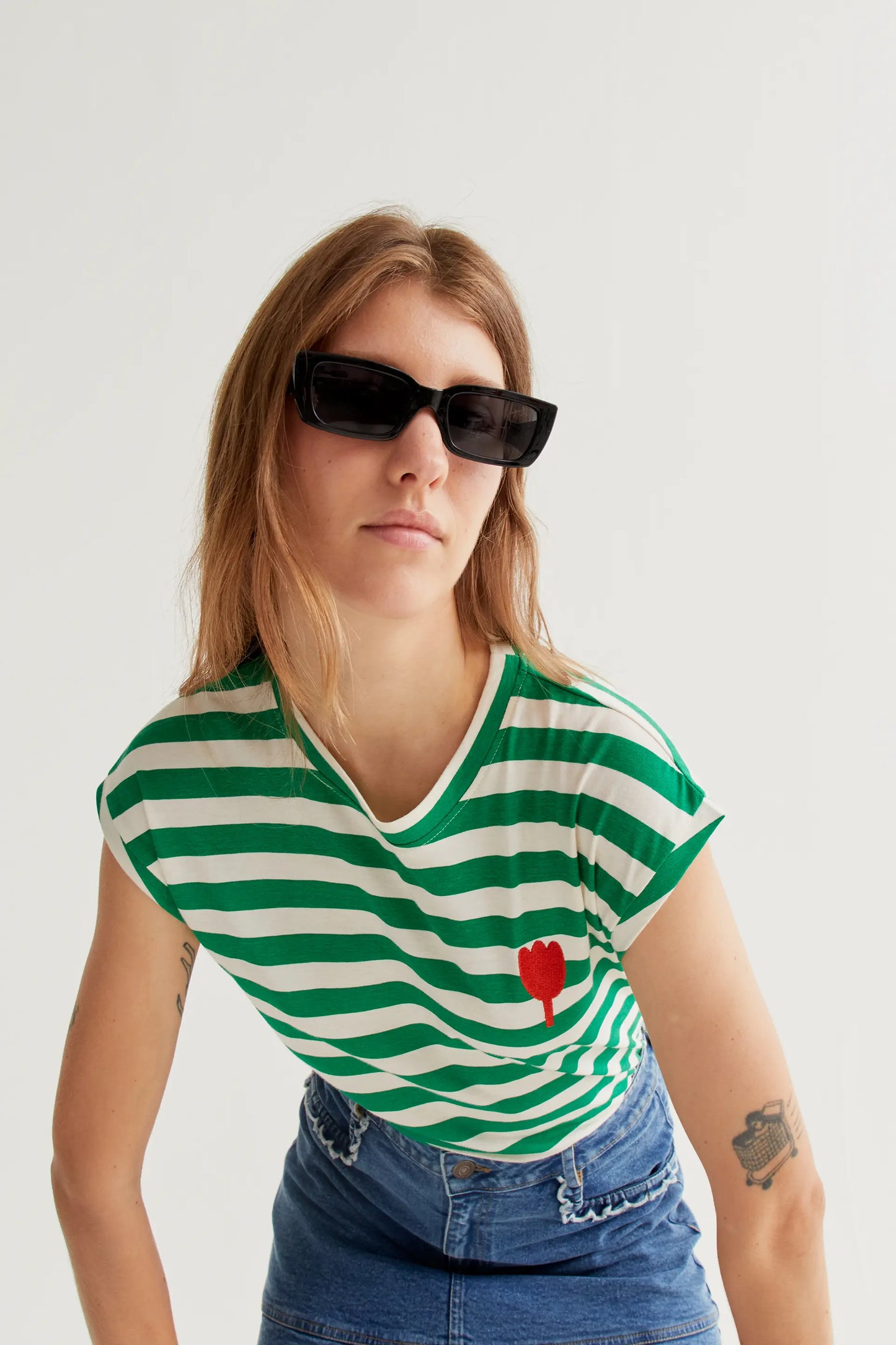 Camiseta con estampado de rayas verdes con bordado de tulipán