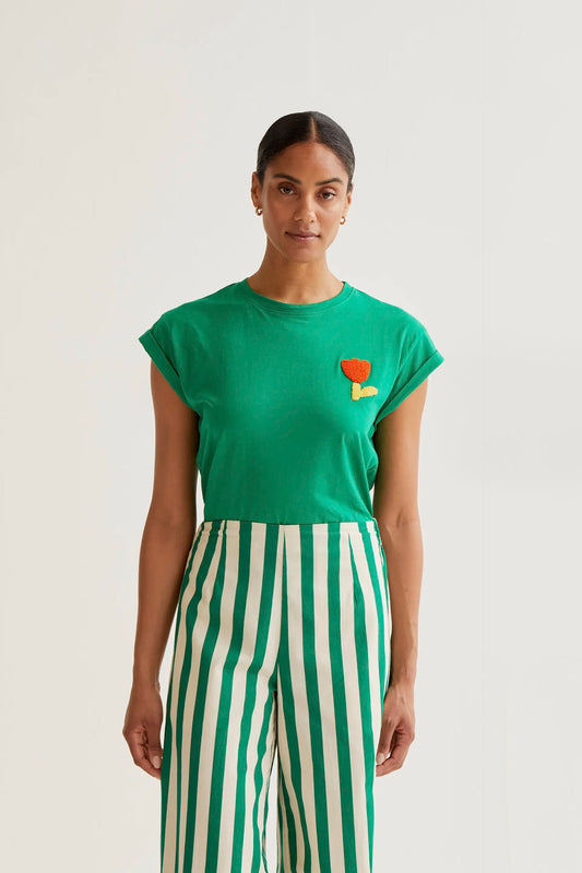 Camiseta verde con bordado de tulipán rojo