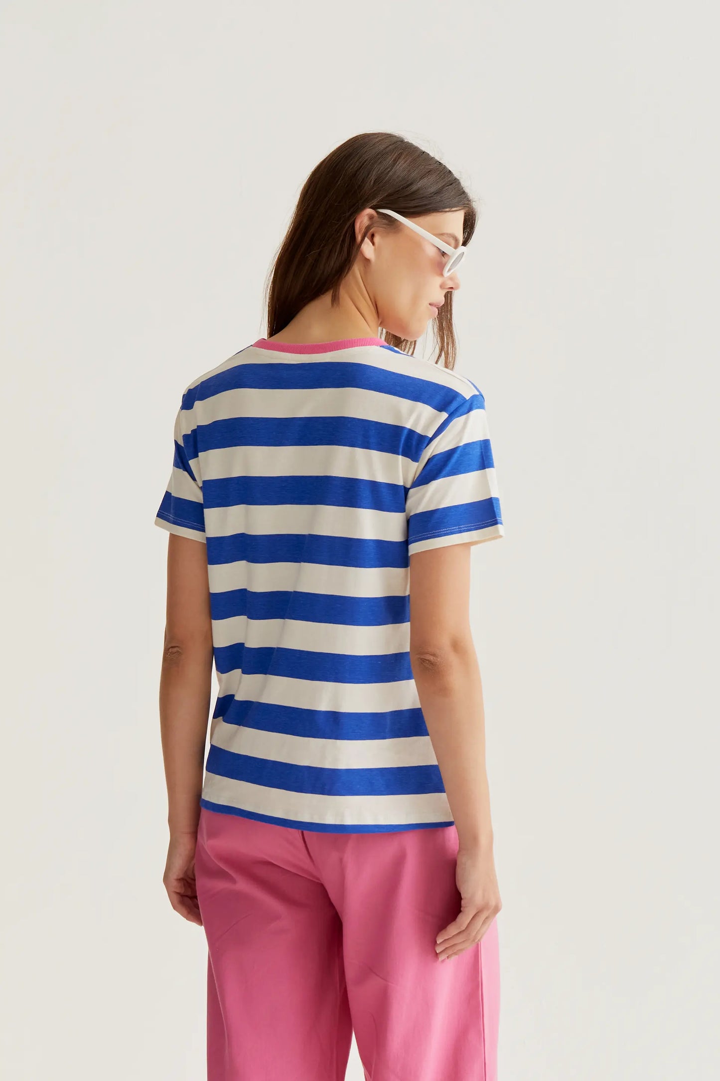 Camiseta con estampado de rayas azul y blanco