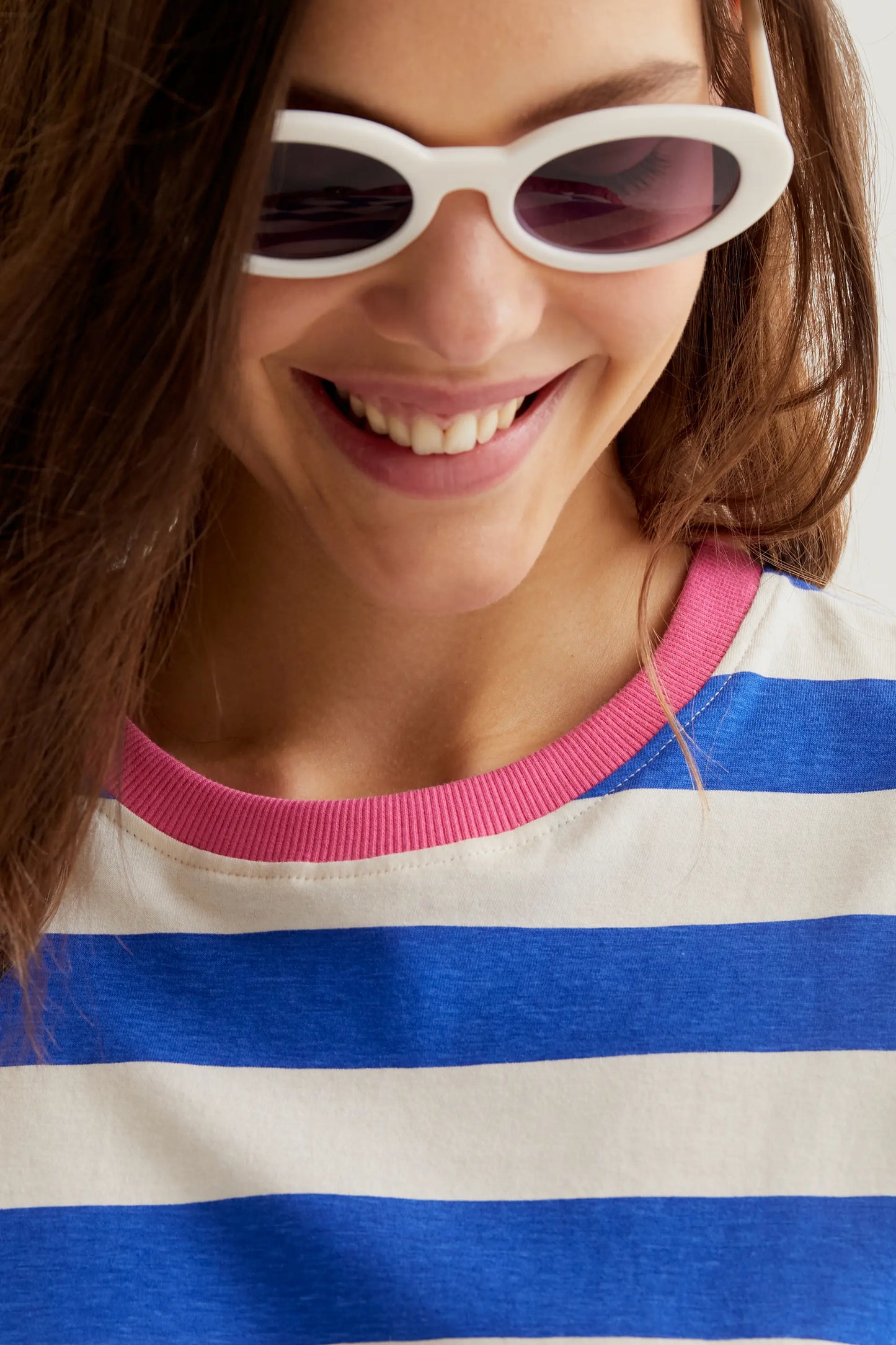 Camiseta con estampado de rayas azul y blanco