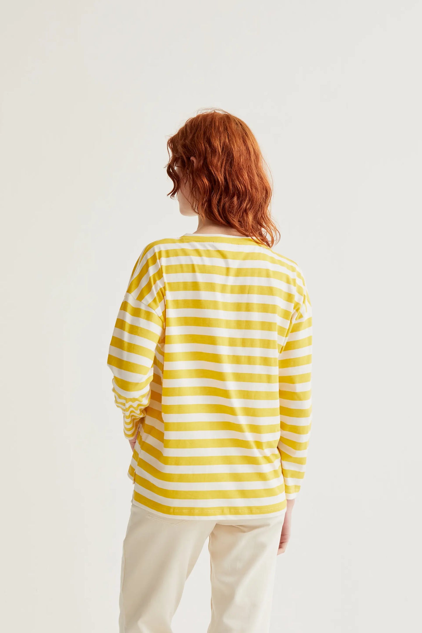 Camiseta con estampado de rayas amarillas con bordado de tulipán