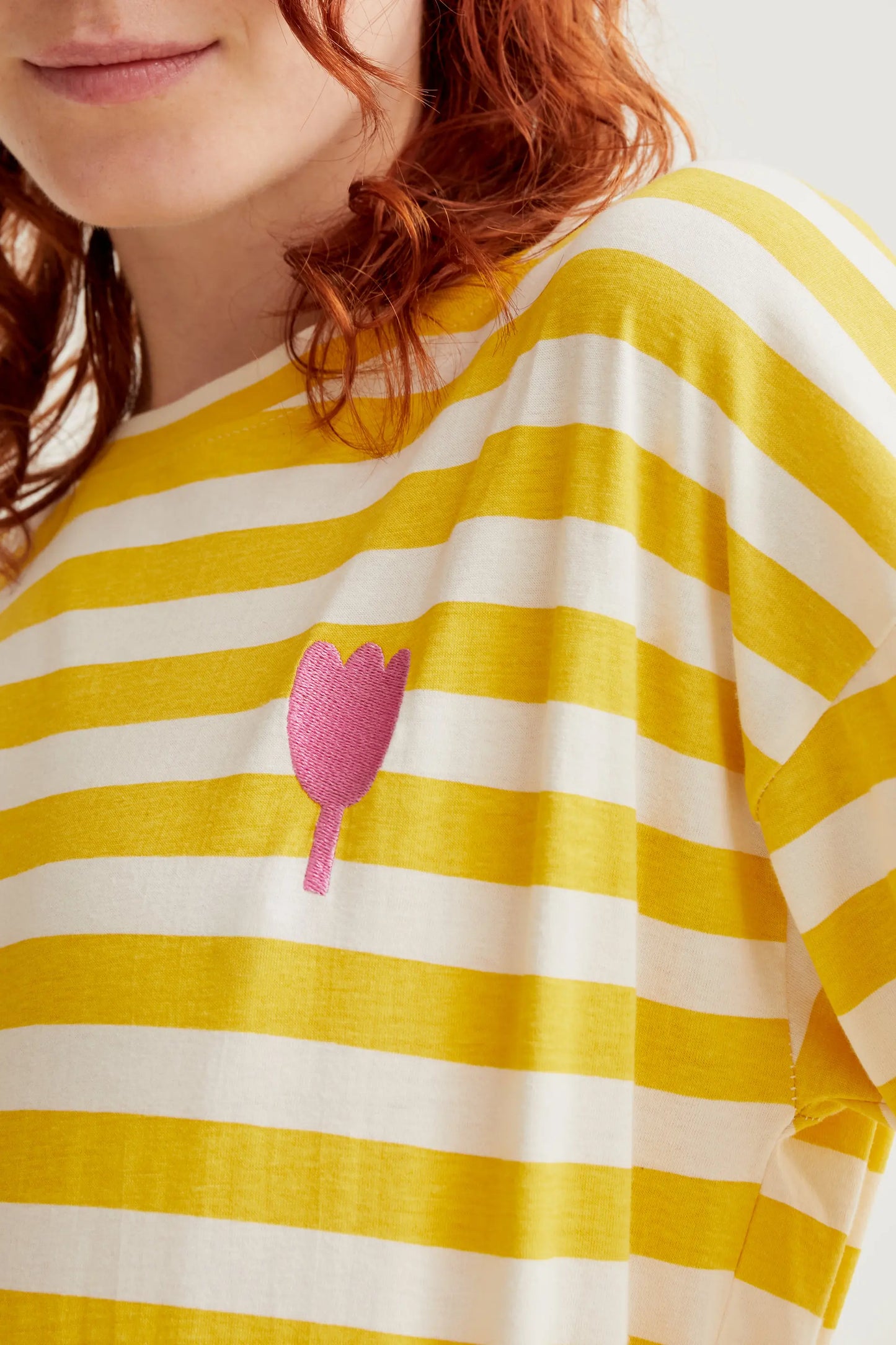 Camiseta con estampado de rayas amarillas con bordado de tulipán