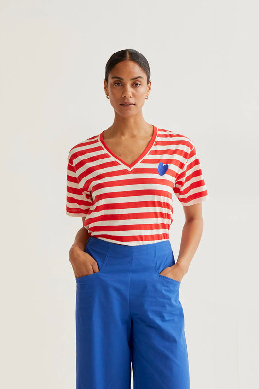 Camiseta con estampado de rayas rojas con bordado de corazón