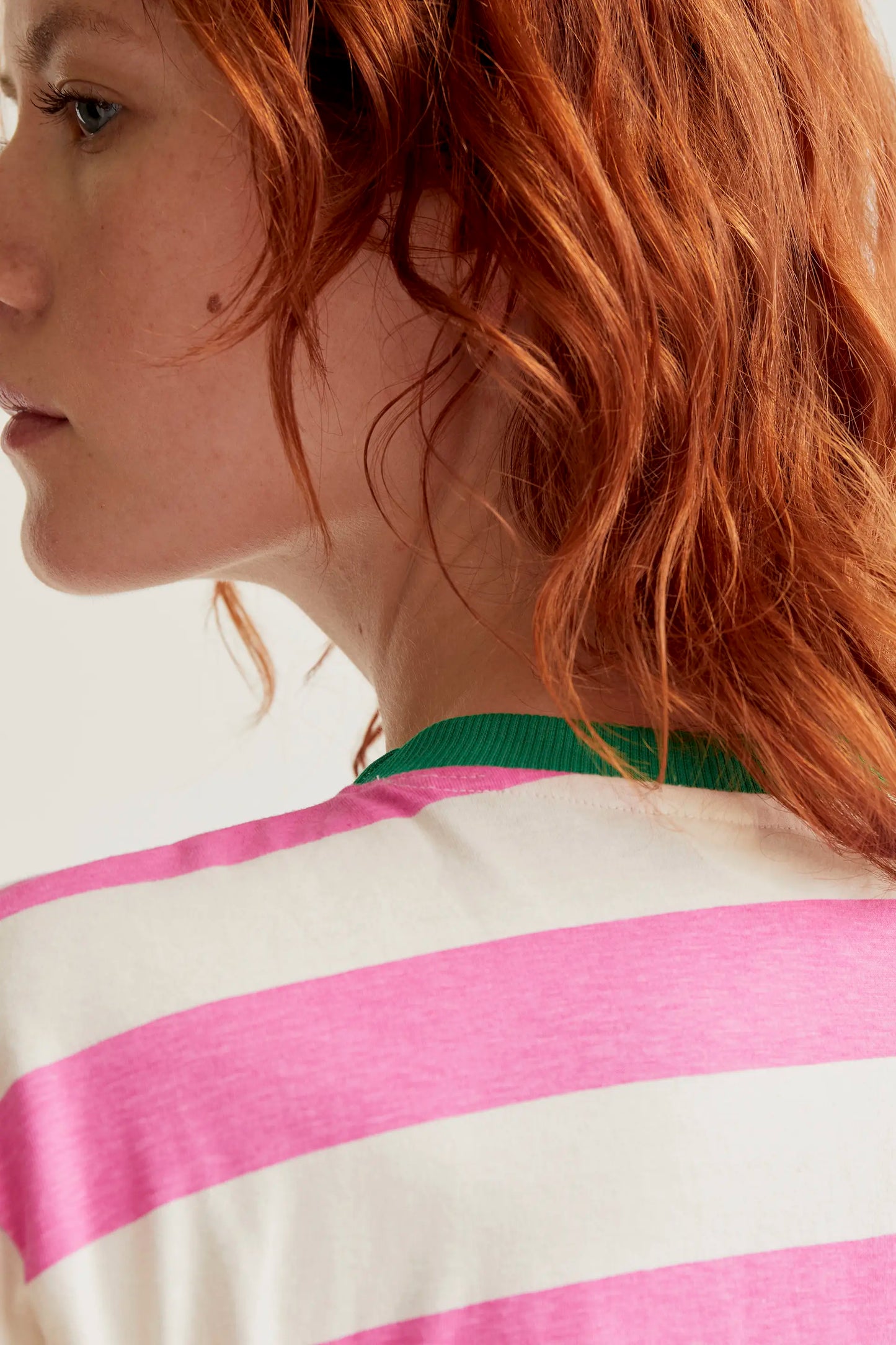 Camiseta con estampado de rayas rosa y blanco
