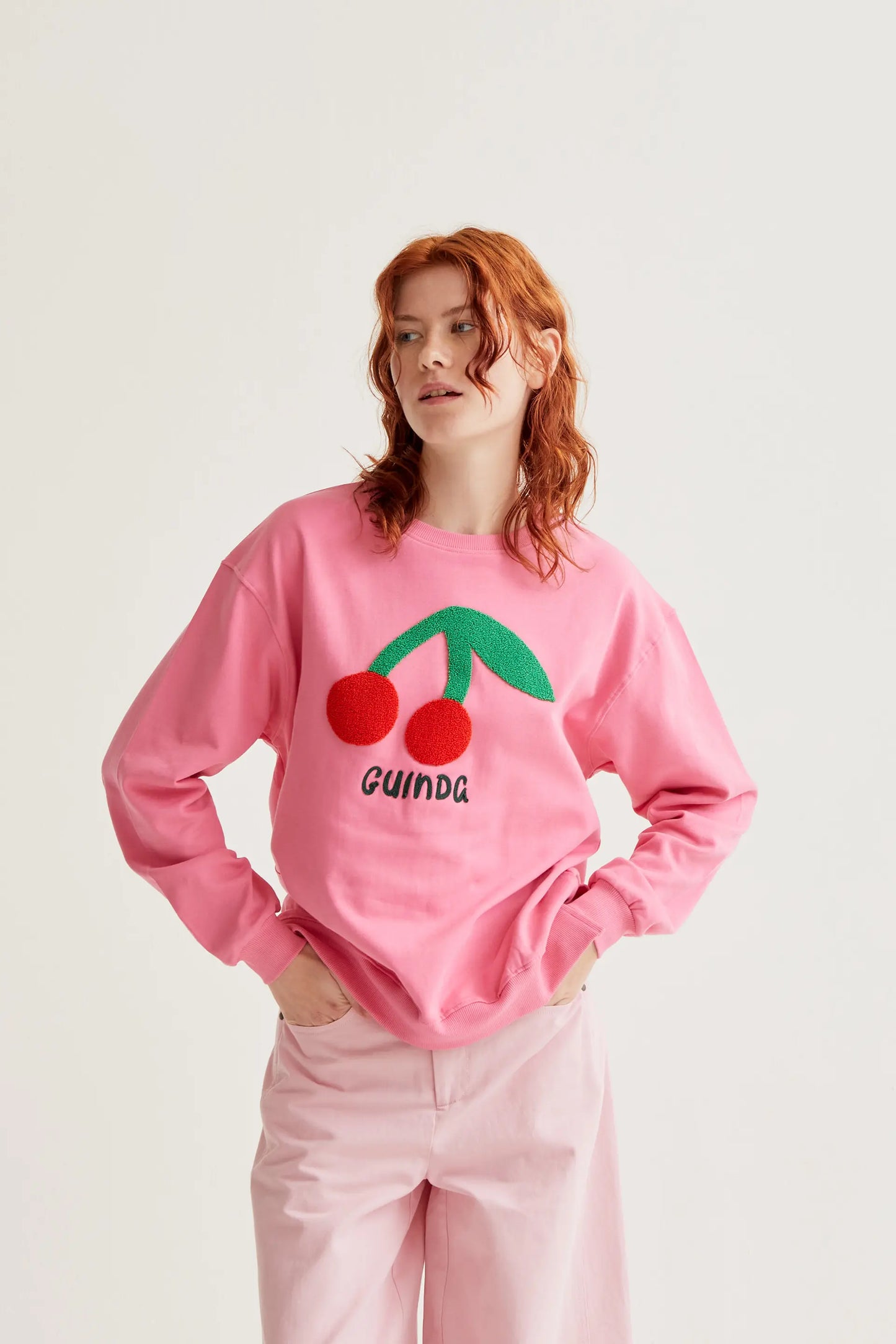 Sudadera con bordado de Guinda gigante