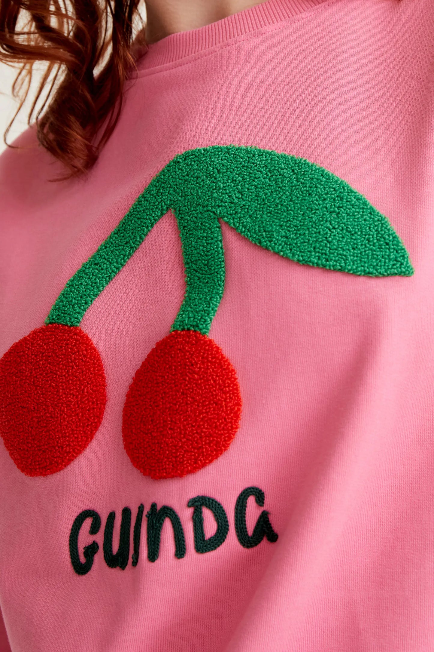 Sudadera con bordado de Guinda gigante