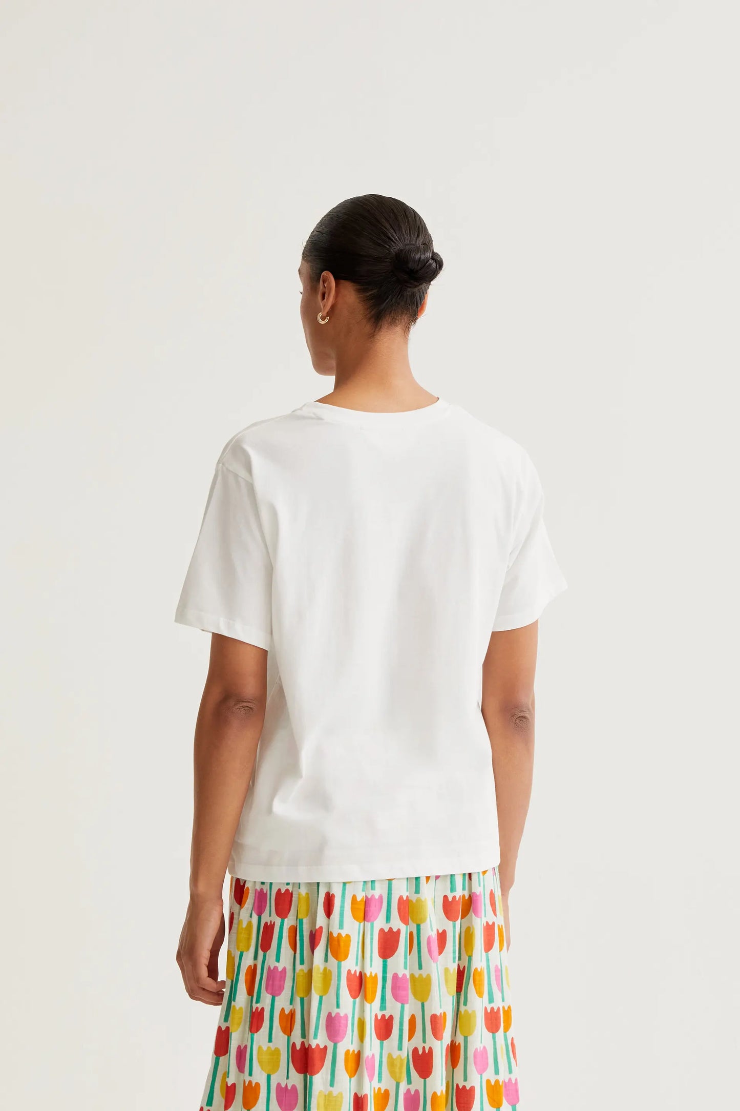 Camiseta con bordado de Tulipanes "CF"
