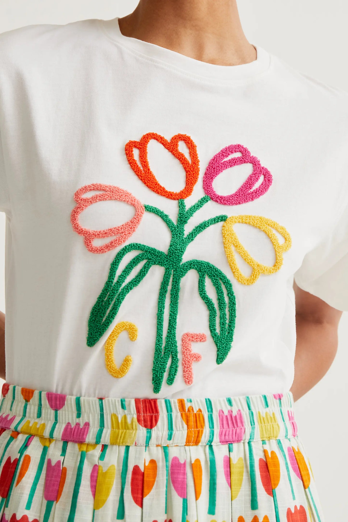 Camiseta con bordado de Tulipanes "CF"