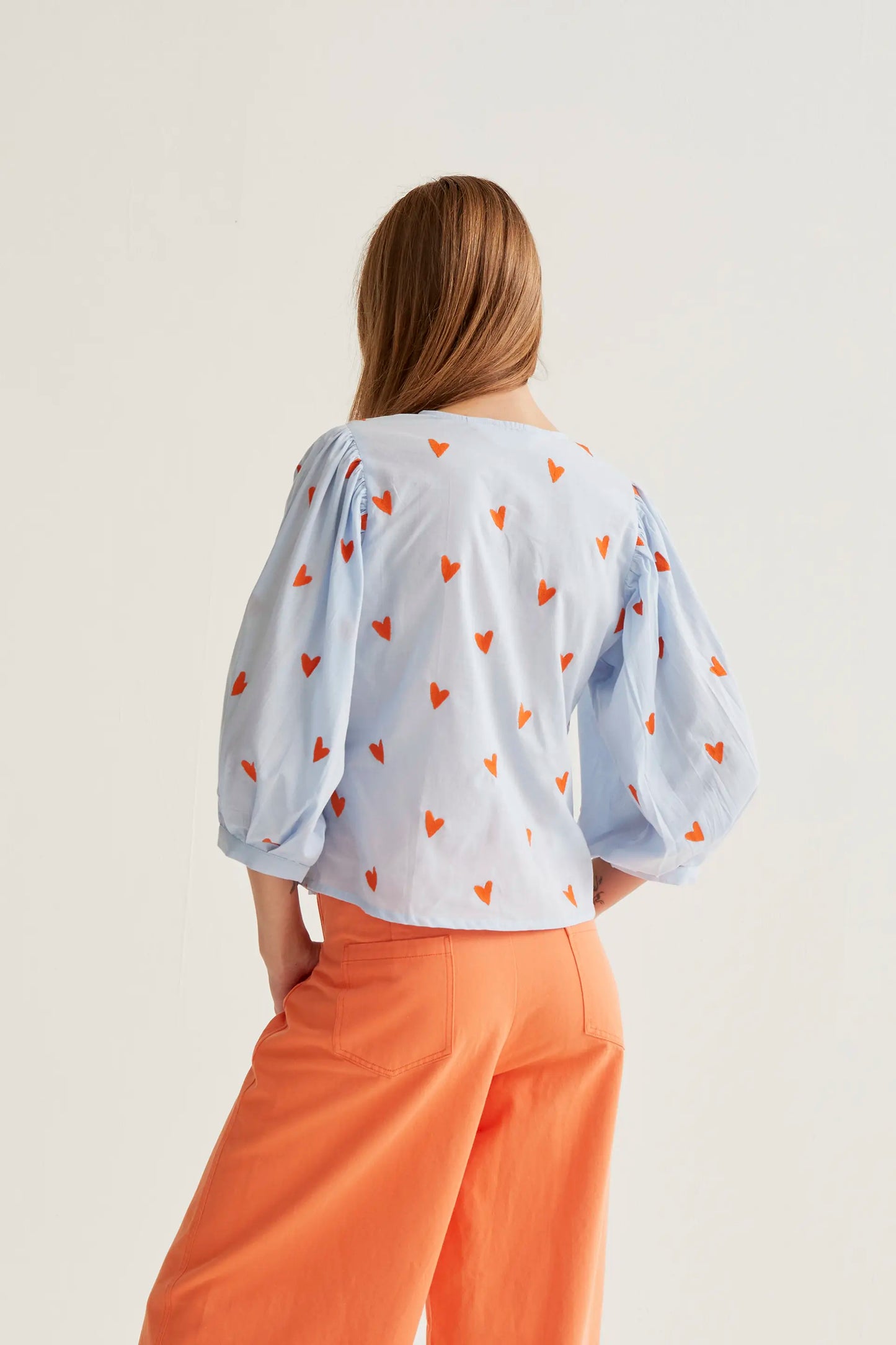 Top con cuori ricamati