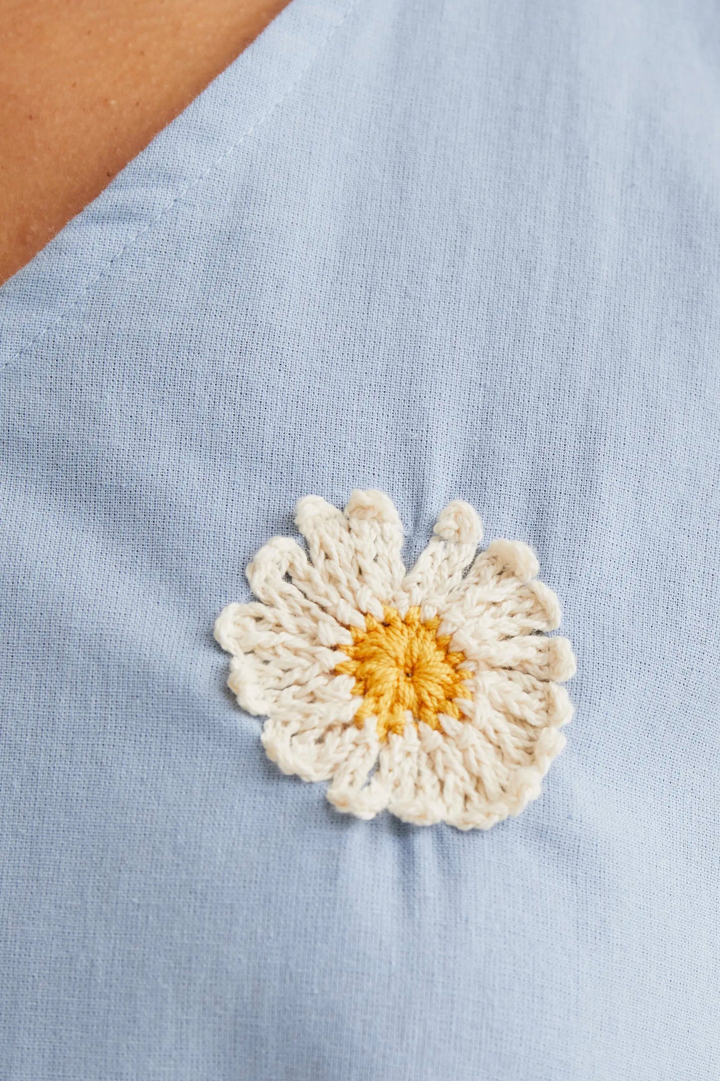 Vestido corto con bordado de margaritas