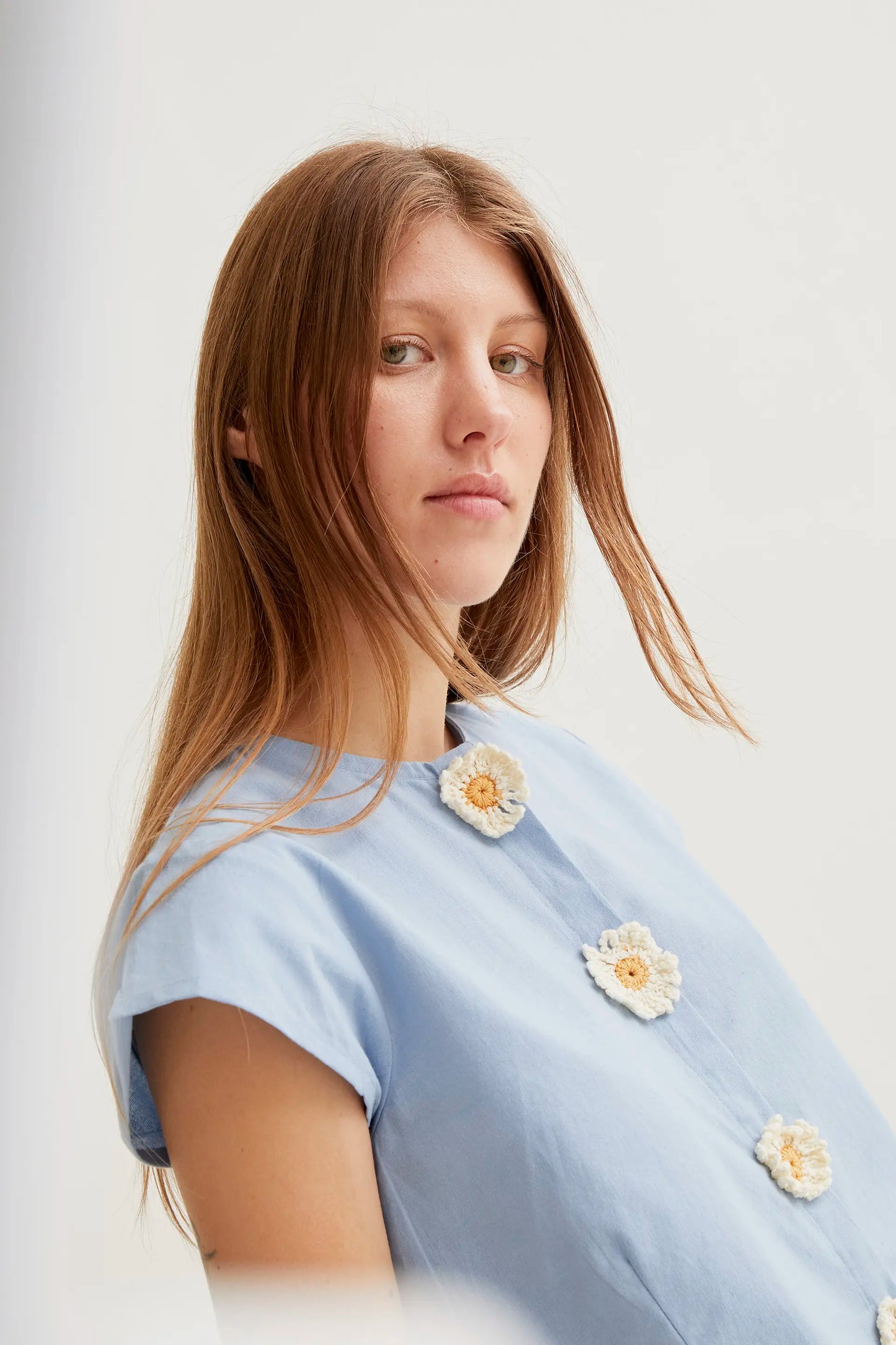 Camicia con dettagli a margherita