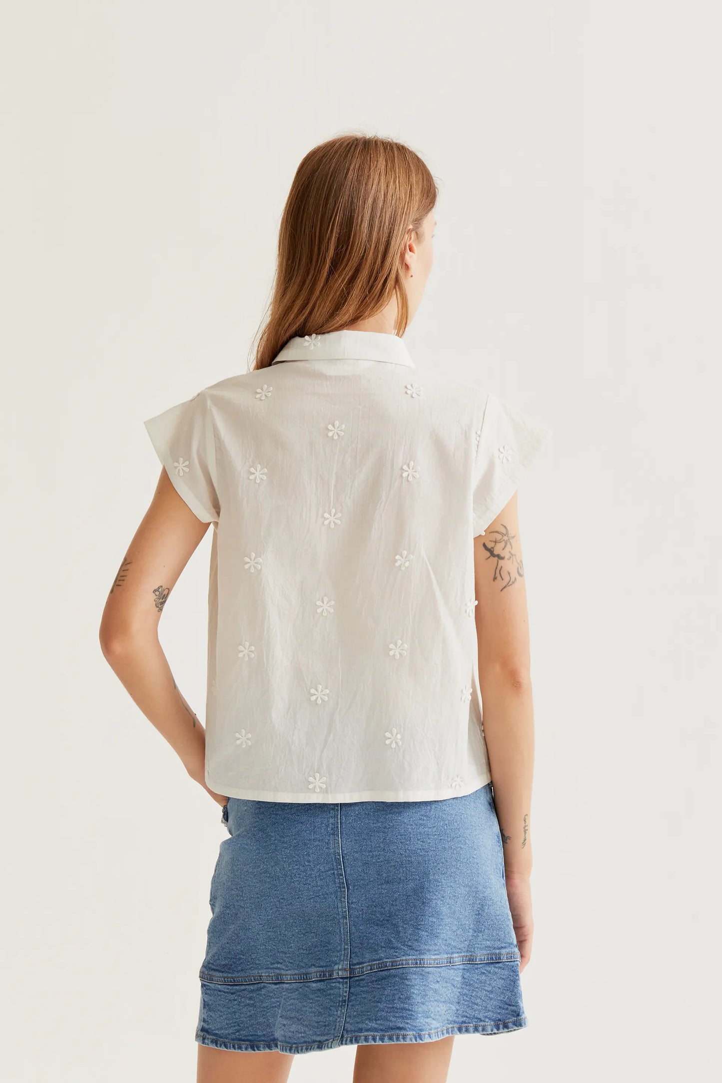 Camicia bianca in cotone 100% con ricamo floreale