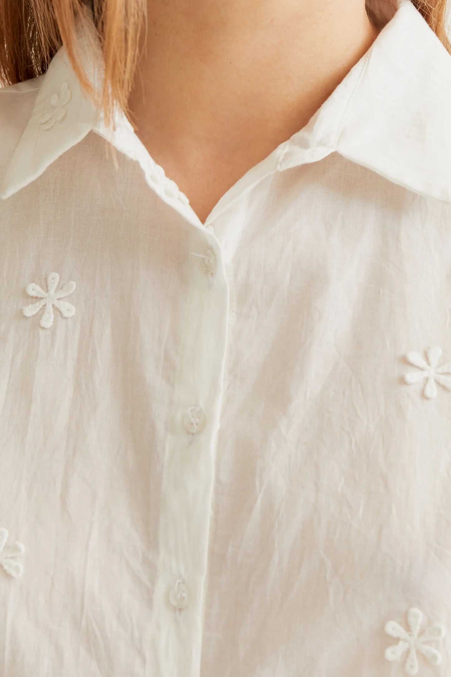 Camicia bianca in cotone 100% con ricamo floreale