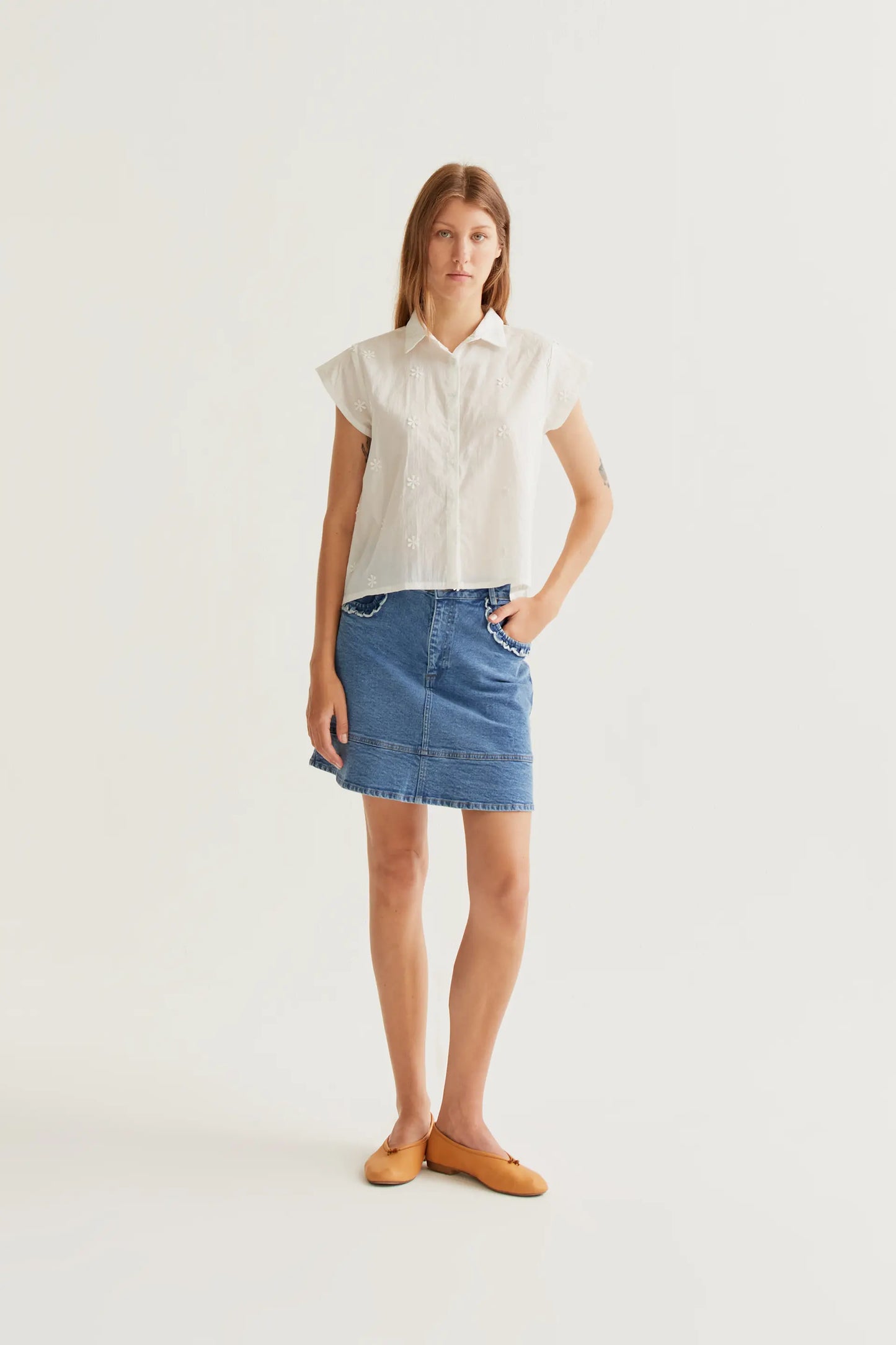 Camicia bianca in cotone 100% con ricamo floreale
