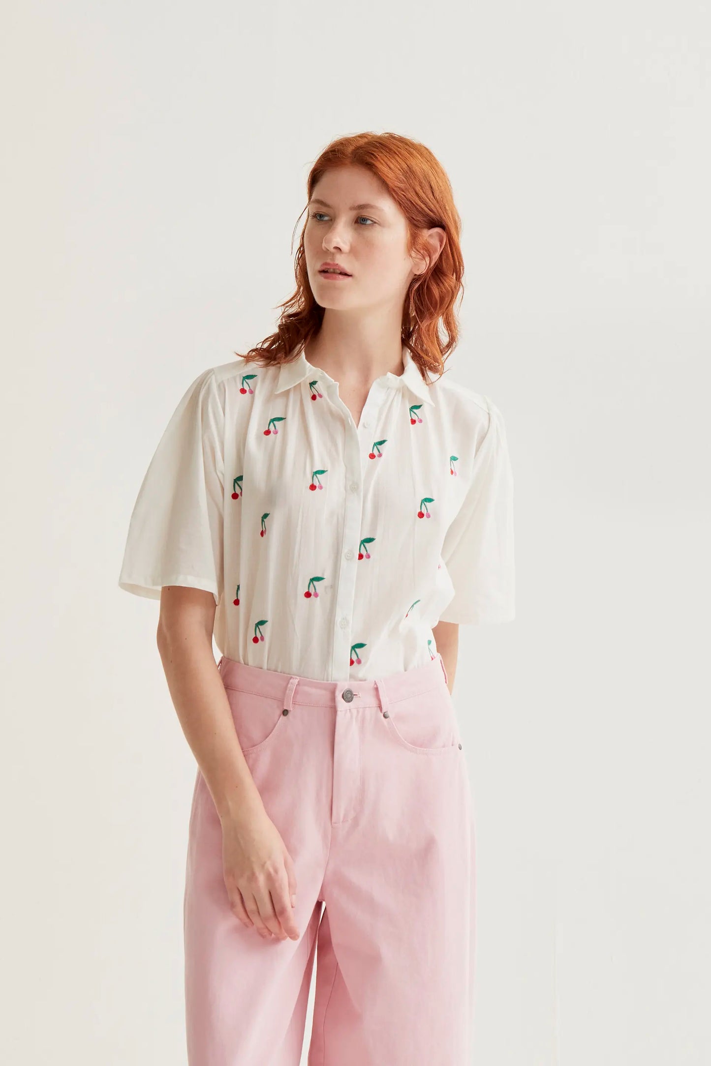 Camicia con stampa ciliegie bianche